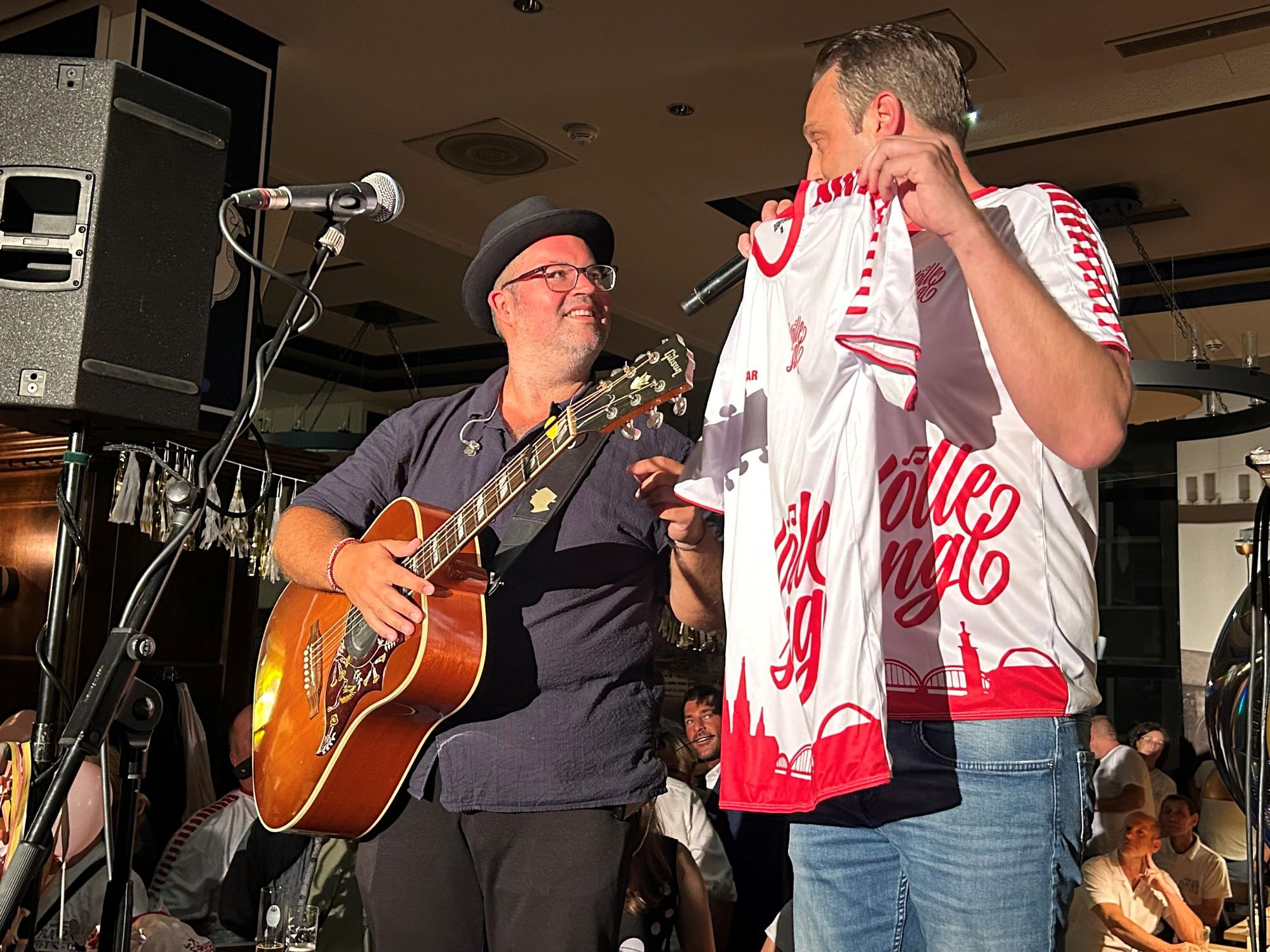 Lukas Wachten überreicht Björn Heuser ein Trikot.