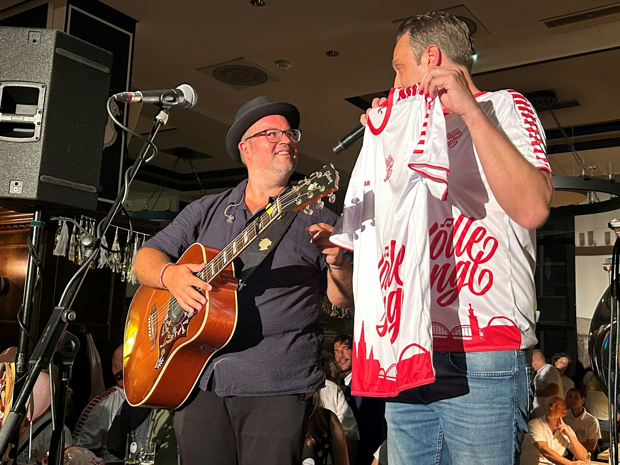 Lukas Wachten überreicht Björn Heuser ein Trikot.
