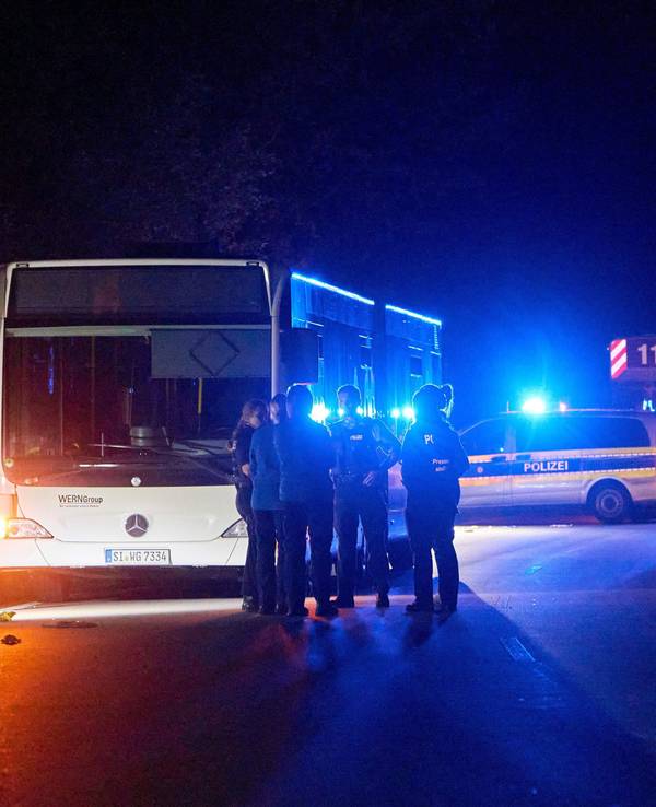 Polizistinnen und Polizisten stehen vor einem Bus, der auf einer Sonderlinie zu einem Stadtfest fahren sollte.