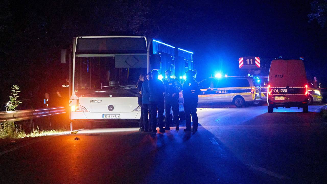 Polizistinnen und Polizisten stehen vor einem Bus, der auf einer Sonderlinie zu einem Stadtfest fahren sollte.