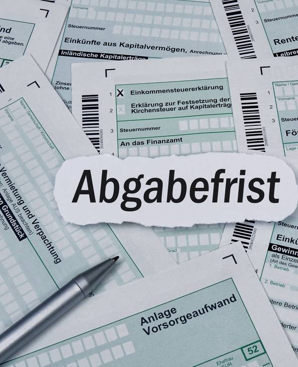 Formulare des Finanzamtes mit Abgabefrist.