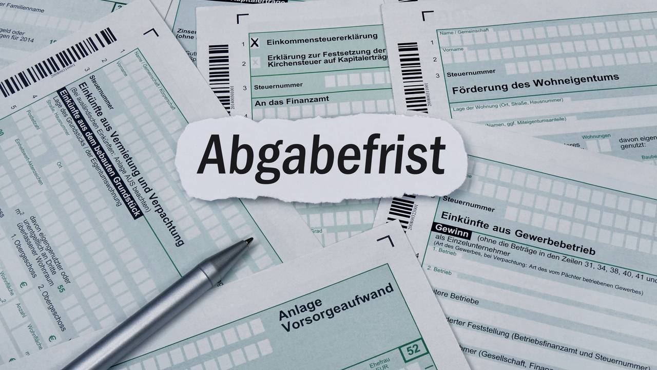 Formulare des Finanzamtes mit Abgabefrist.