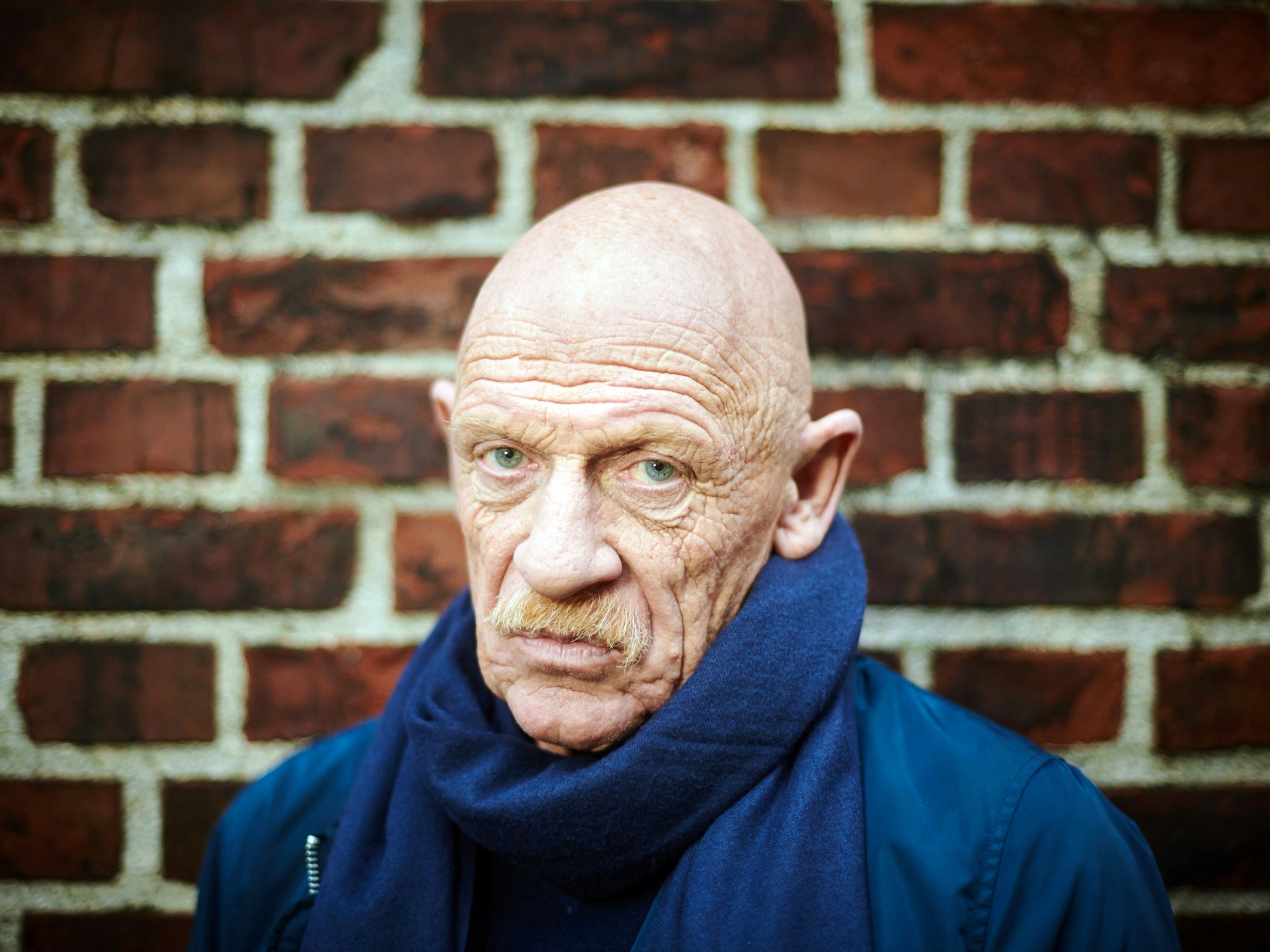 Der Schauspieler und damalige Gefängnisarzt Joe Bausch, aufgenommen vor einer Mauer seiner Arbeitsstätte.