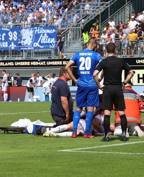 Elversberg-Profi Florian Le Joncour wird im Spiel gegen Darmstadt 98 auf dem Platz behandelt.
