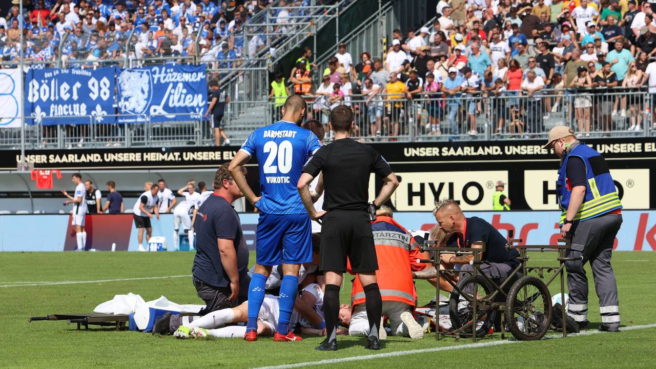 Elversberg-Profi Florian Le Joncour wird im Spiel gegen Darmstadt 98 auf dem Platz behandelt.