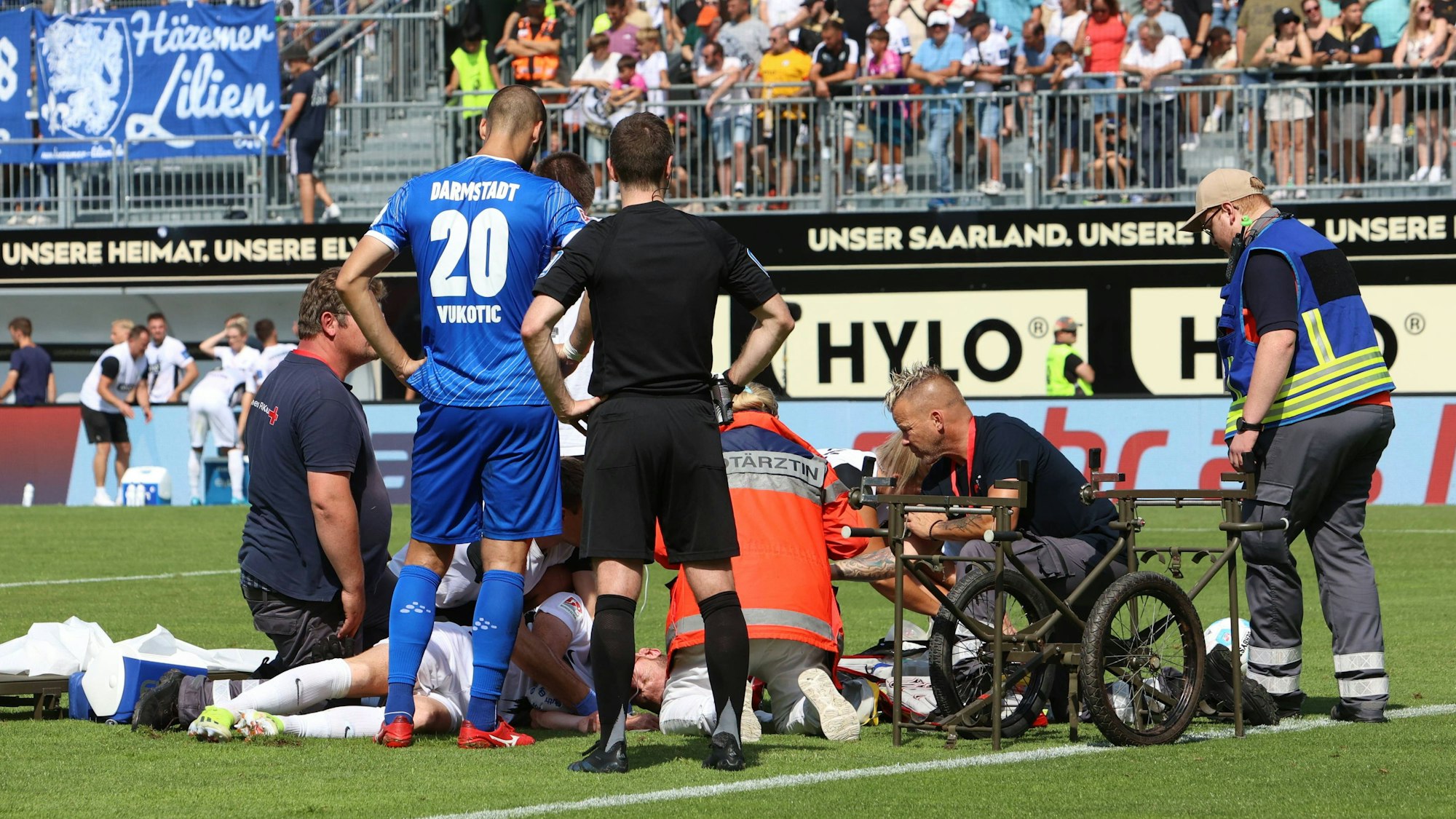 Elversberg-Profi Florian Le Joncour wird im Spiel gegen Darmstadt 98 auf dem Platz behandelt.