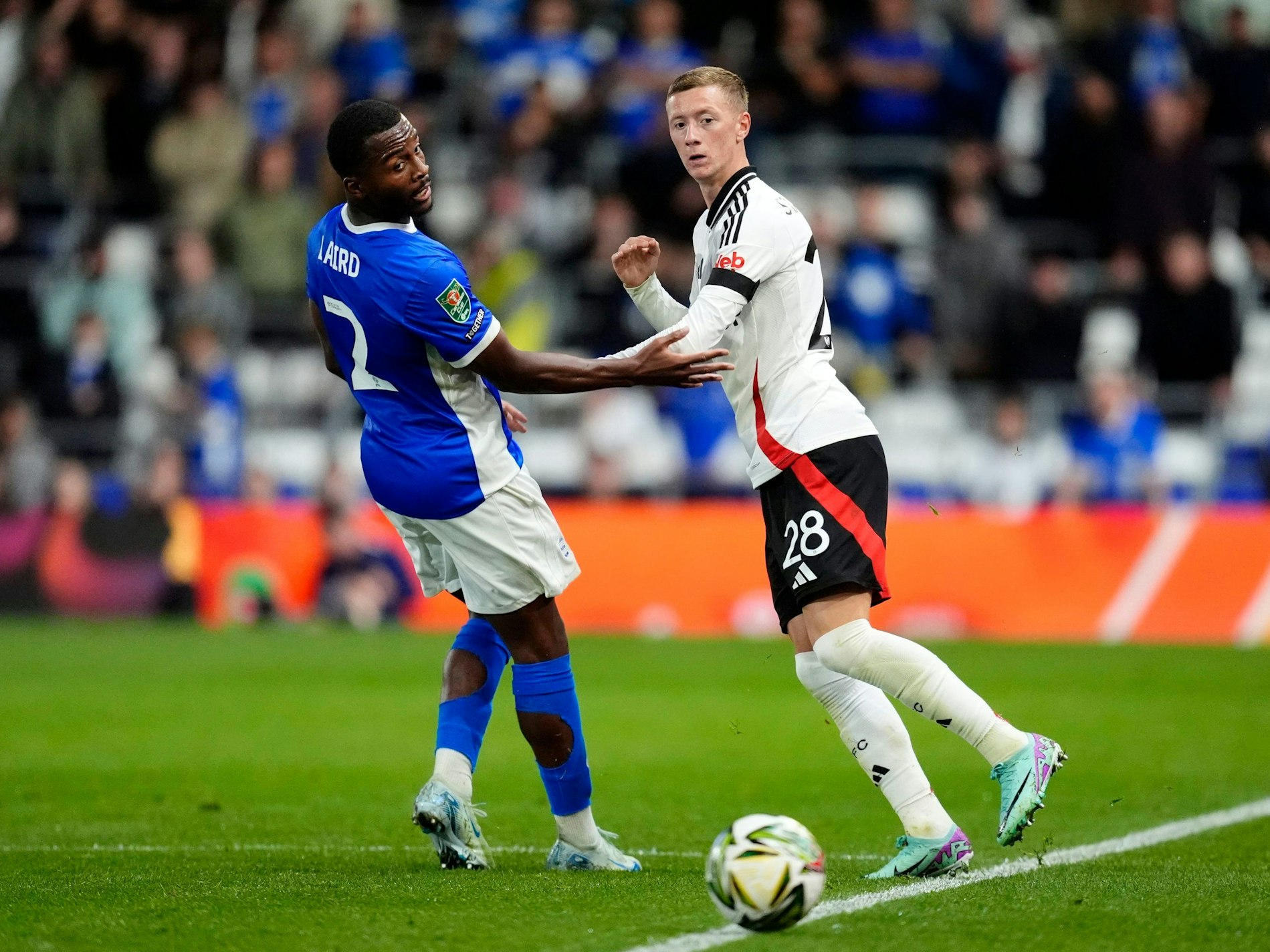 Birmingham City's Ethan Laird und Fulham's Jay Stansfield im Zweikampf.
