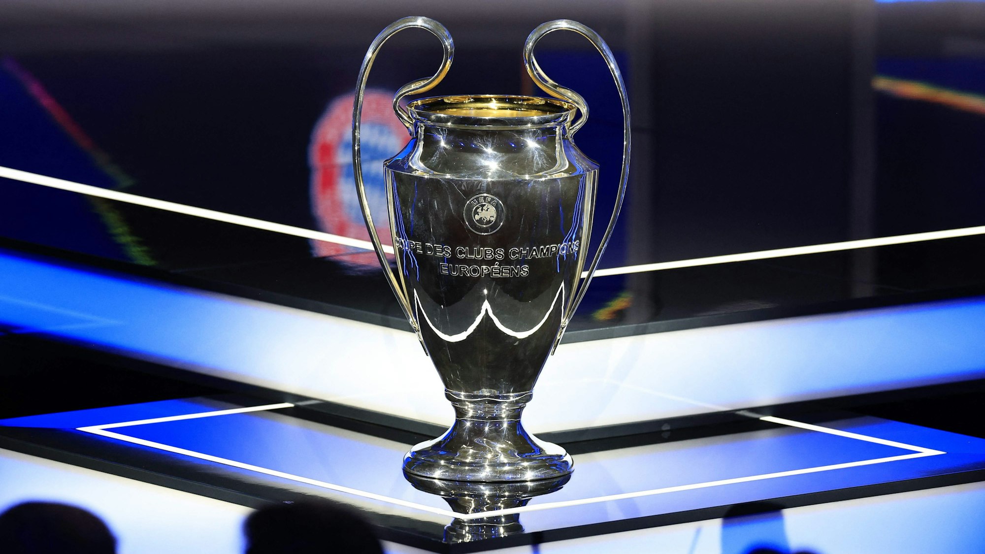 Der Pokal der Champions League am 29. August 2024 bei der Vorrunden-Auslosung.