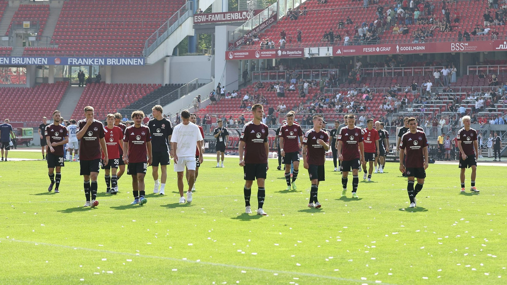 Die Spieler des 1. FC Nürnberg nach der herben 0:4-Klatsche gegen Magdeburg am Samstag (31. August 2024).