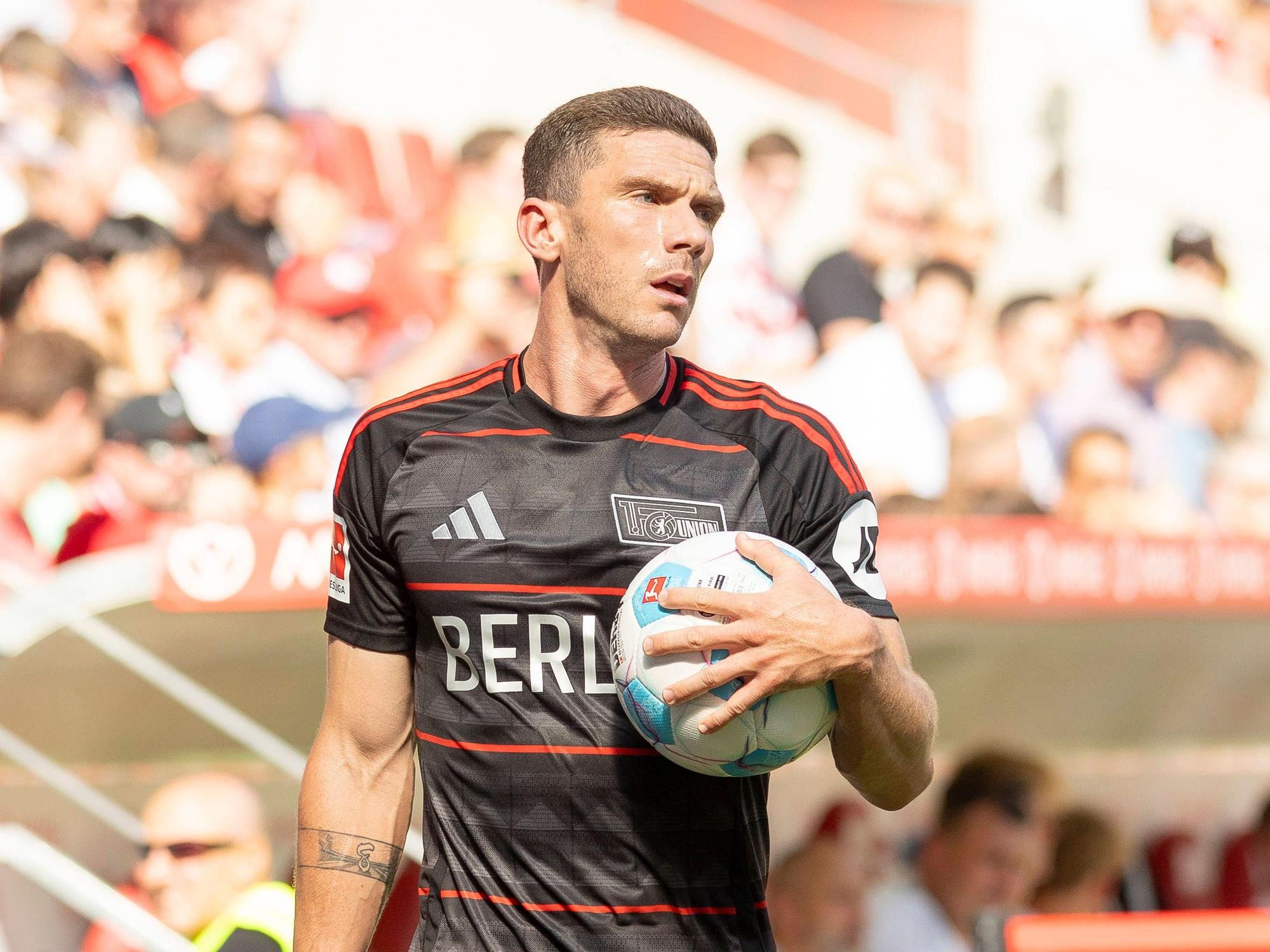 Robin Gosens mit dem Ball in der Hans vor einem Einwurf.