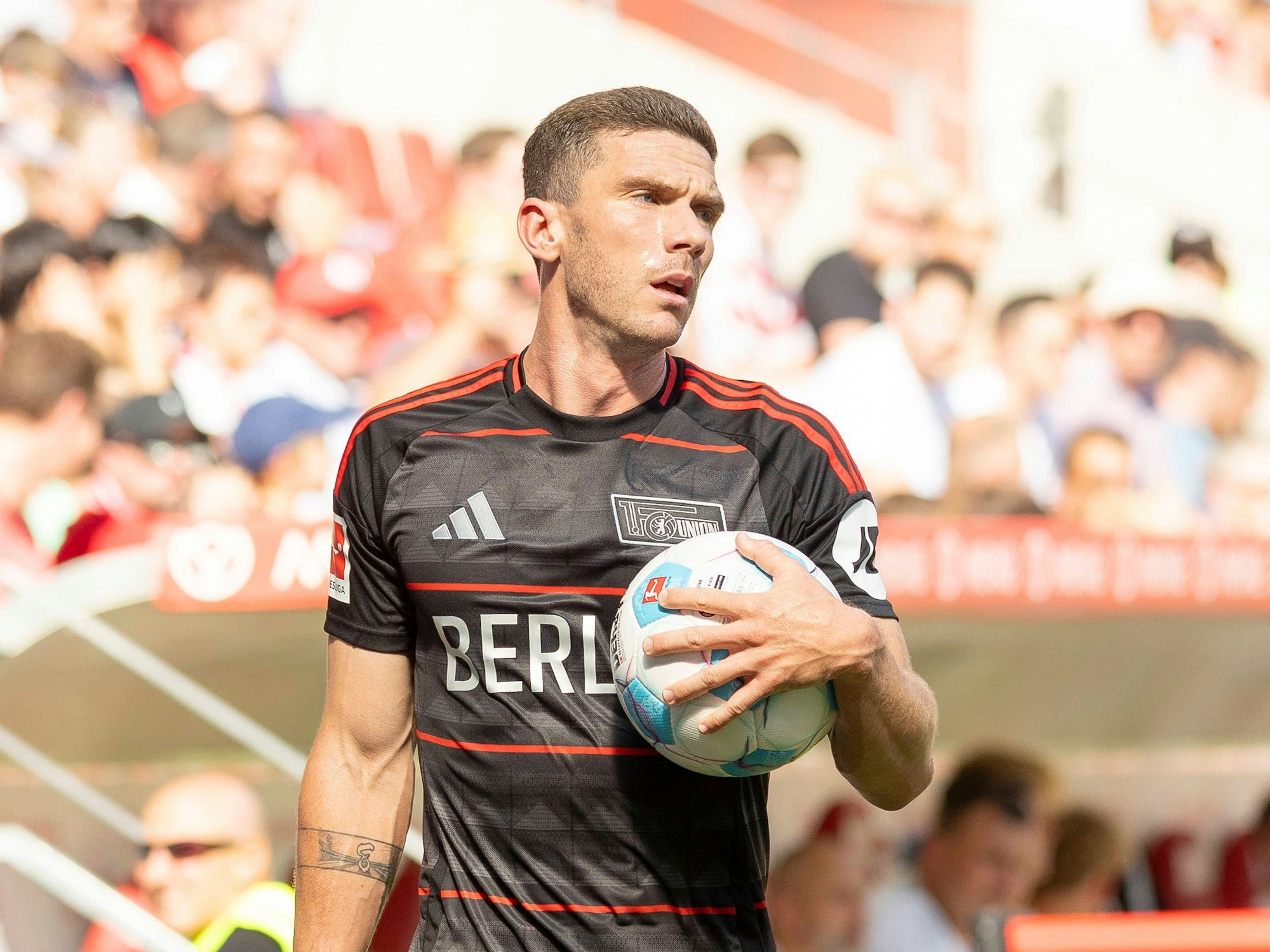 Robin Gosens mit dem Ball in der Hans vor einem Einwurf.