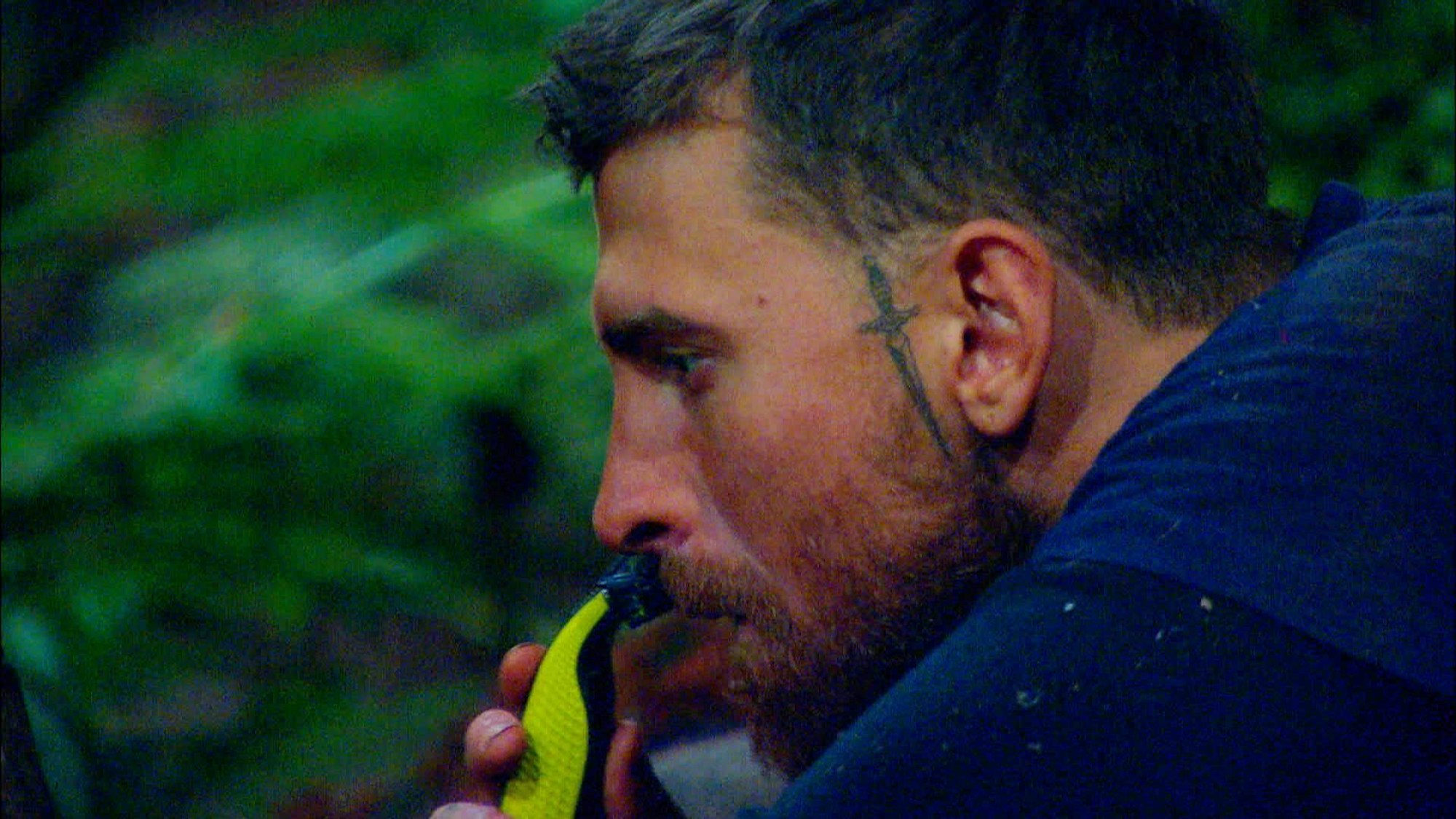 Das Foto zeigt Gigi Birofio mit einem Rasierer beim Finale des Sommer-Dschungelcamps.