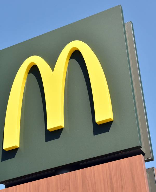 Das "M"-Logo des Fastfood-Anbieter McDonald`s, aufgenommen am 20.04.2015 in München (Bayern).