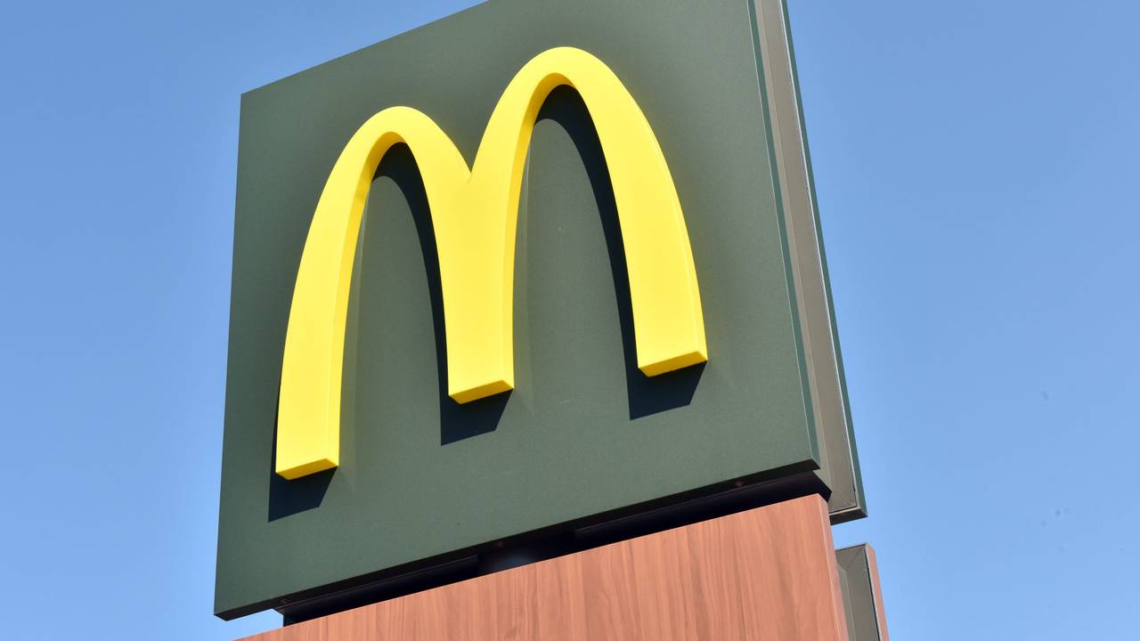 Das "M"-Logo des Fastfood-Anbieter McDonald`s, aufgenommen am 20.04.2015 in München (Bayern).