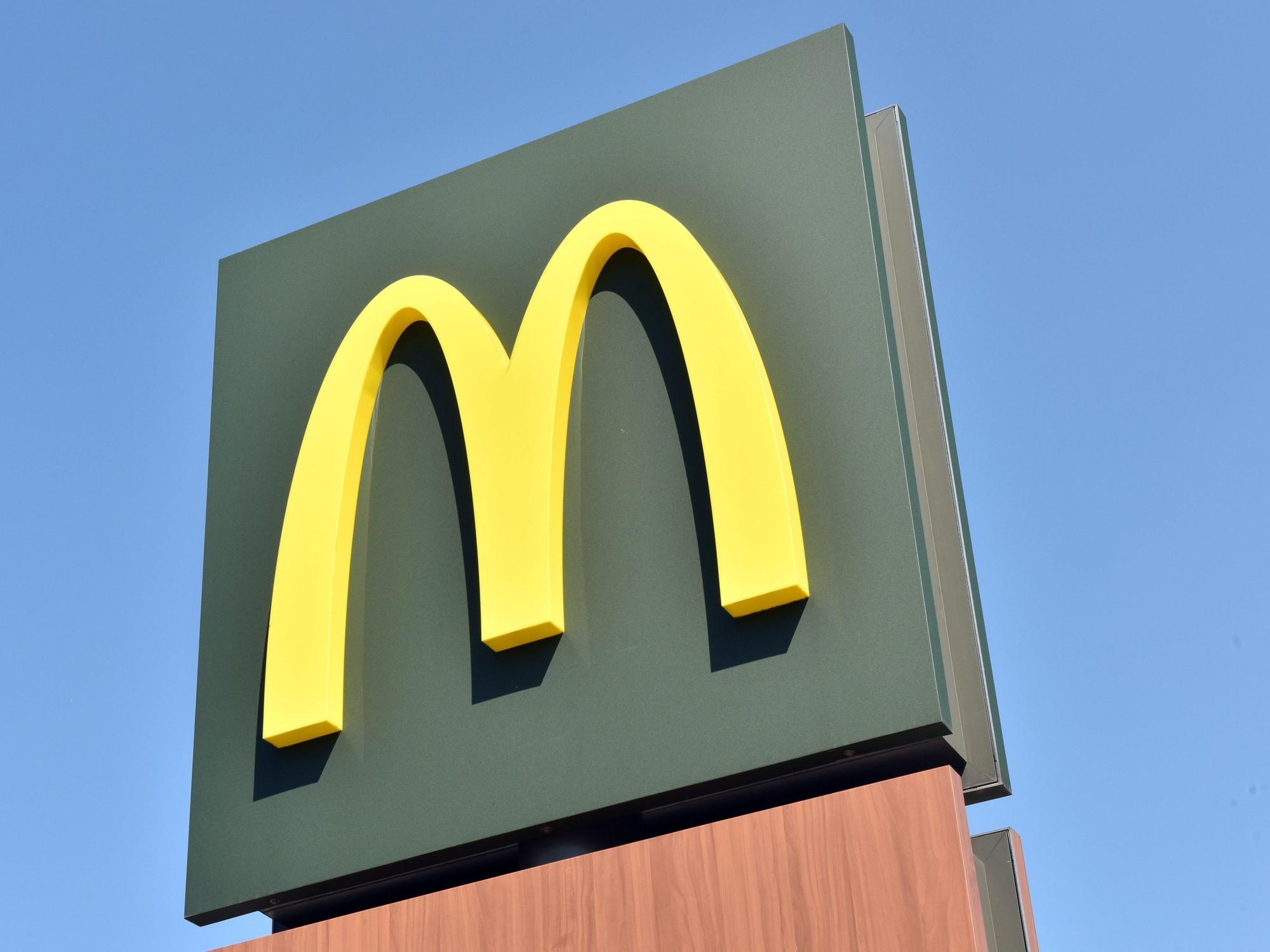 Das "M"-Logo des Fastfood-Anbieter McDonald`s, aufgenommen am 20.04.2015 in München (Bayern).