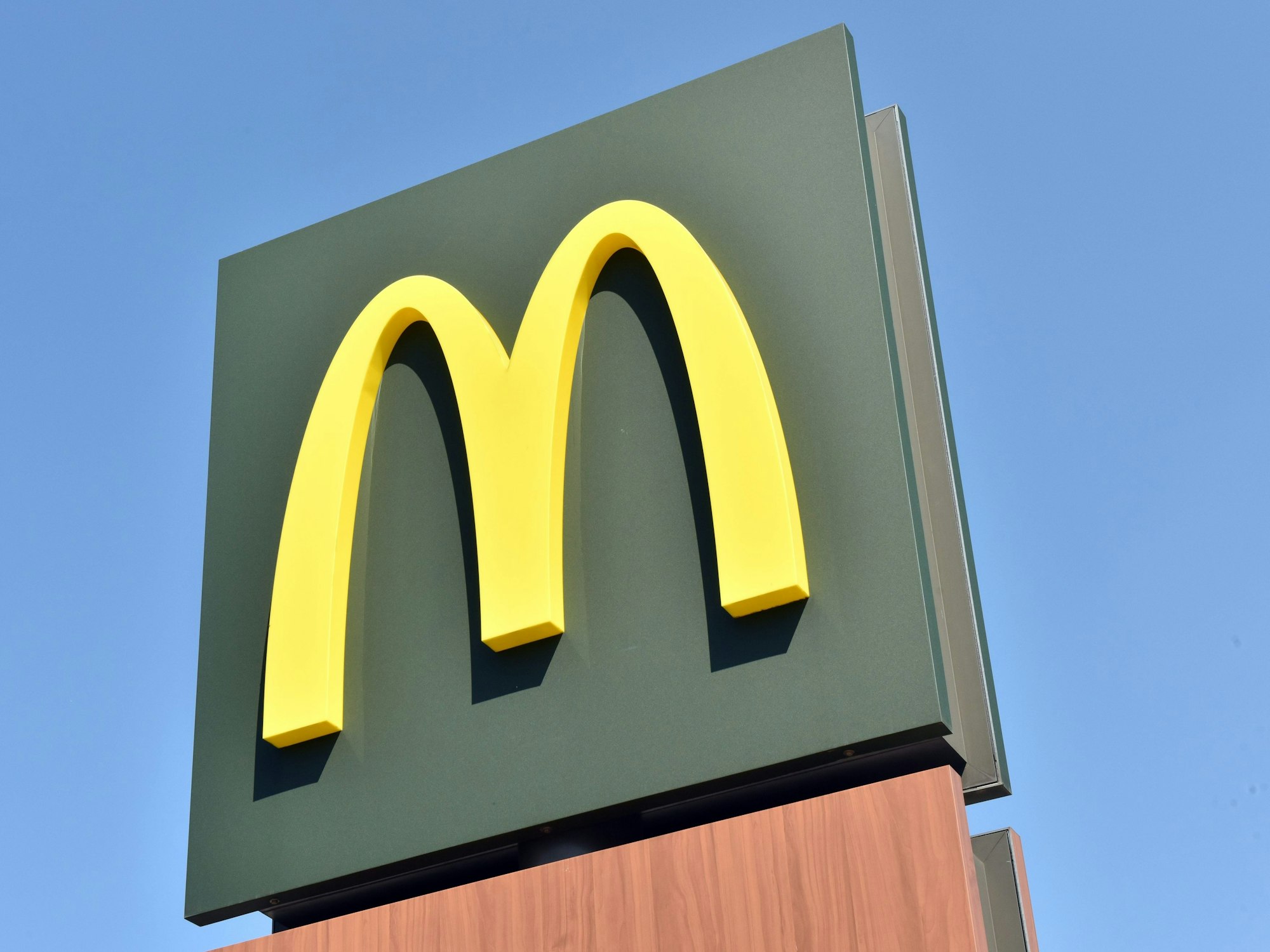Das "M"-Logo des Fastfood-Anbieter McDonald`s, aufgenommen am 20.04.2015 in München (Bayern).