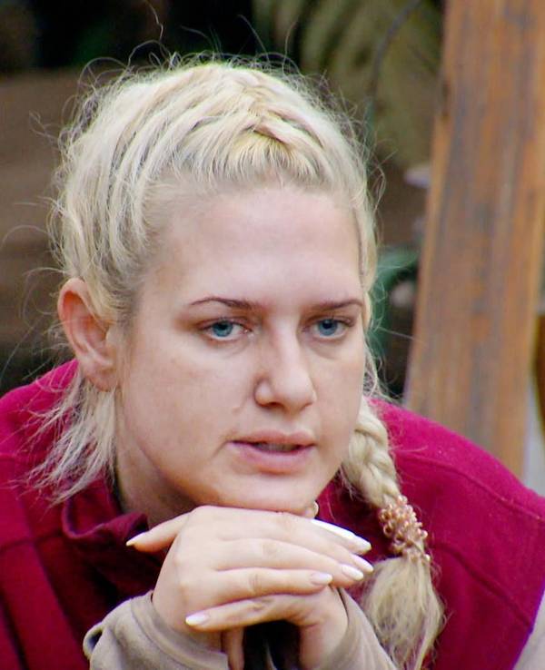 Sarah Knappik sitzt im Camp im südafrikanischen Dschungel