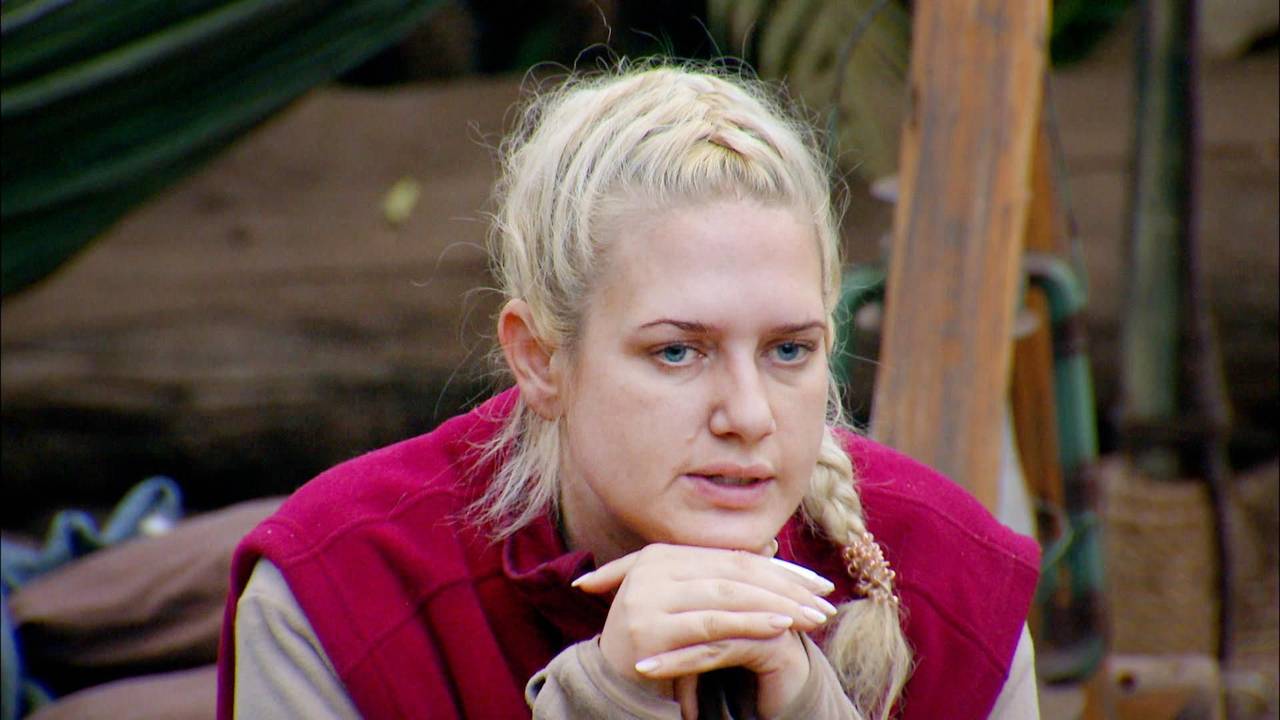 Sarah Knappik sitzt im Camp im südafrikanischen Dschungel