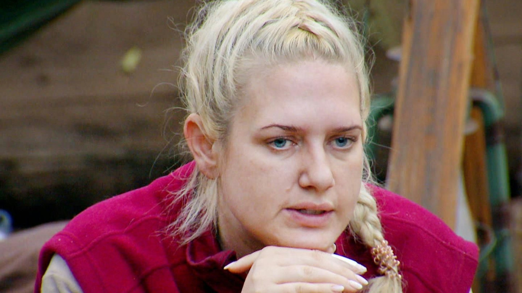 Sarah Knappik sitzt im Camp im südafrikanischen Dschungel