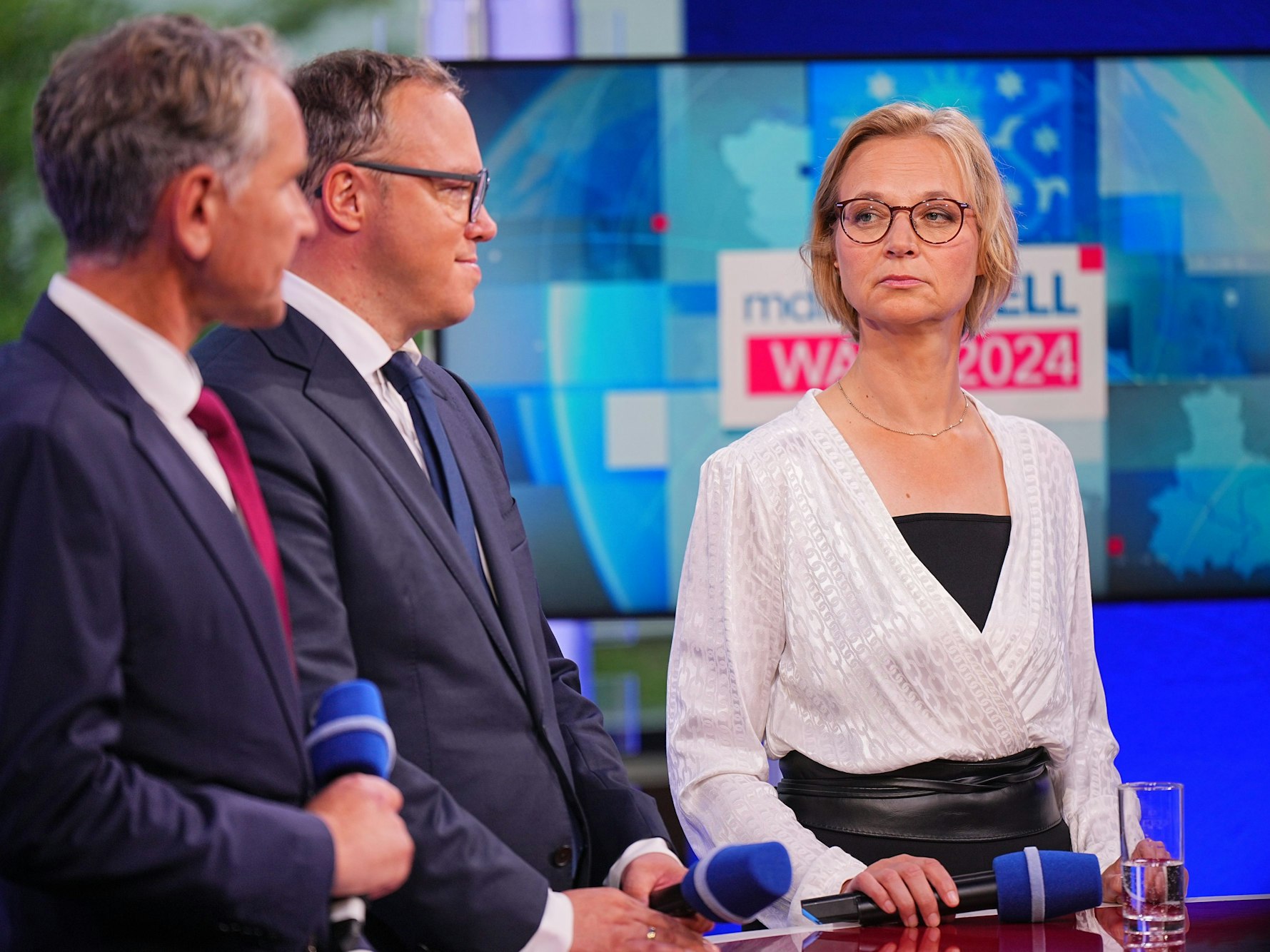 Mario Voigt (CDU, M)., Vorsitzender der CDU in Thüringen und Spitzenkandidat, steht in einem Fernsehstudio bei der Runde der Spitzenkandidaten neben Björn Höcke (AfD), Partei- und Fraktionsvorsitzender der AfD in Thüringen und Spitzenkandidat, und Katja Wolf, Spitzenkandidatin des Bündnis Sahra Wagenknecht (BSW) in Thüringen.