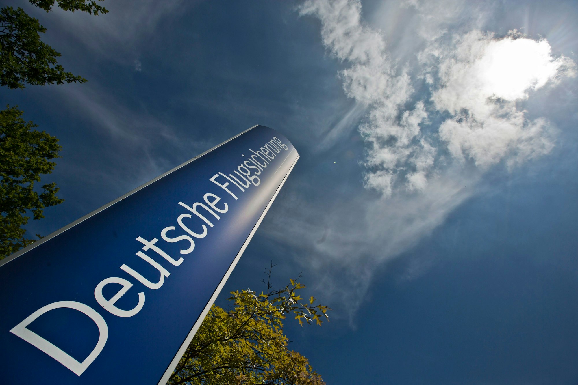 in Firmenschild der Deutschen Flugsicherung (DFS) steht vor der Unternehmenszentrale in Langen (Hessen).