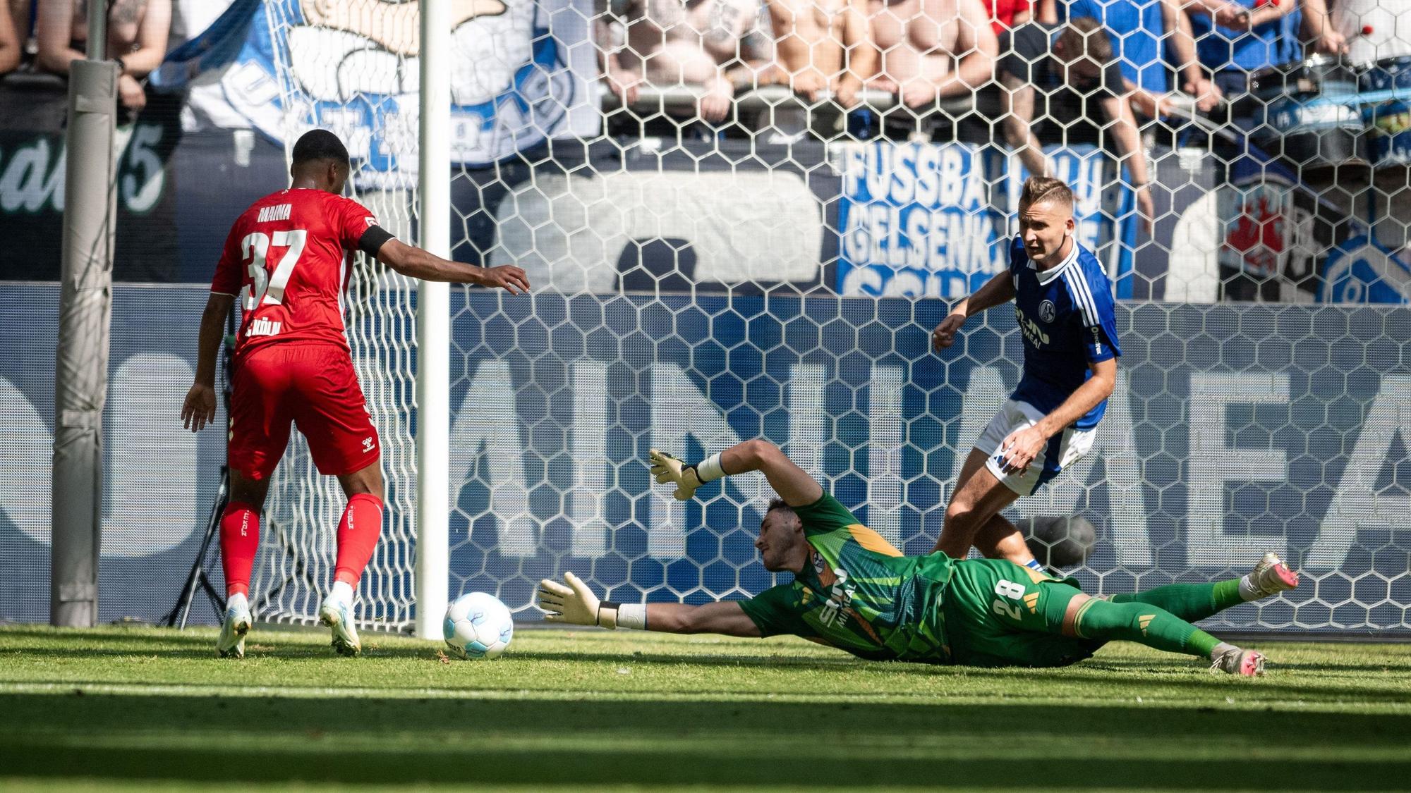 2. Liga: FC Schalke 04 gegen 1. FC Köln: Kölns Linton Maina erzielt das 2:0.