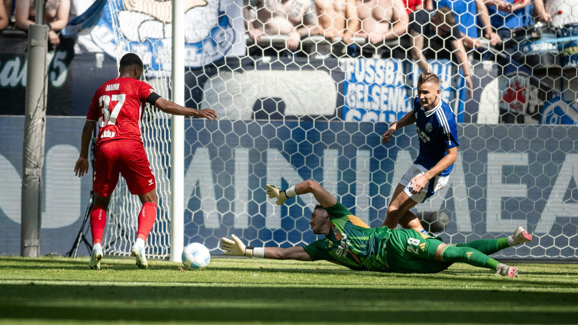 2. Liga: FC Schalke 04 gegen 1. FC Köln: Kölns Linton Maina erzielt das 2:0.