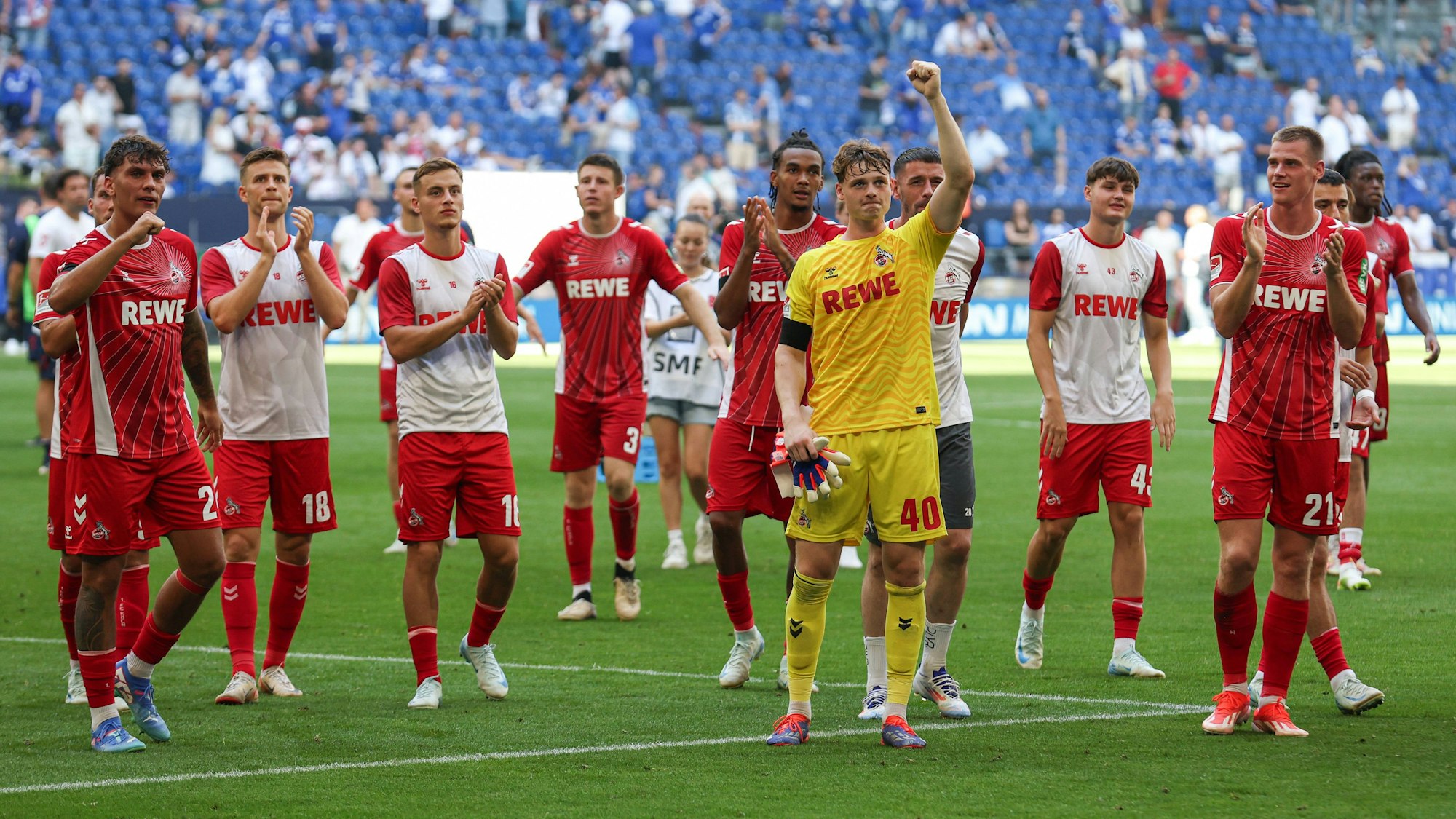 Die Spieler des 1. FC Köln feierten nach dem 3:1-Sieg gegen Schalke 04 am Sonntag (1. September 2024) zusammen mit den Fans im Gästeblock.