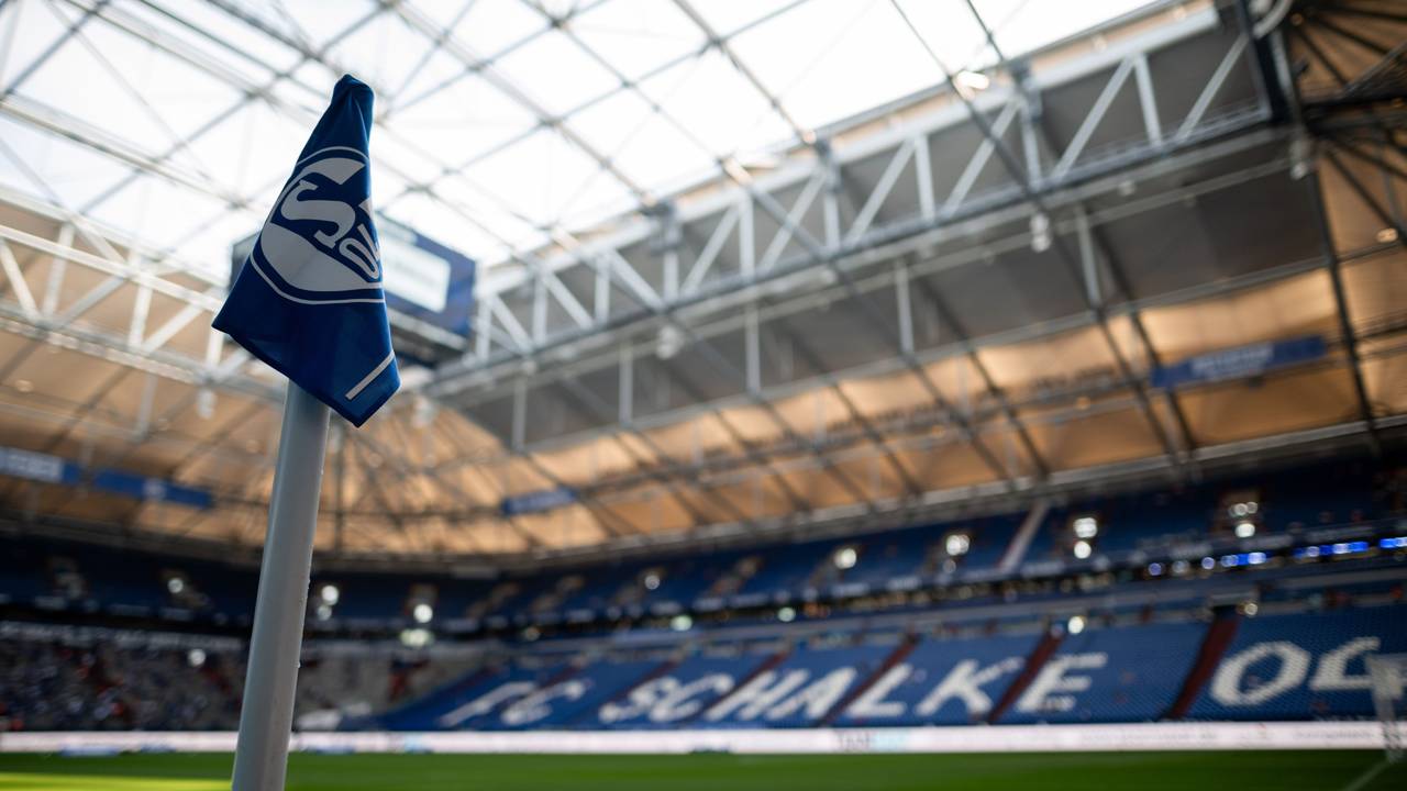 Veltins Arena: Eckfahne mit dem Schalke-Logo.