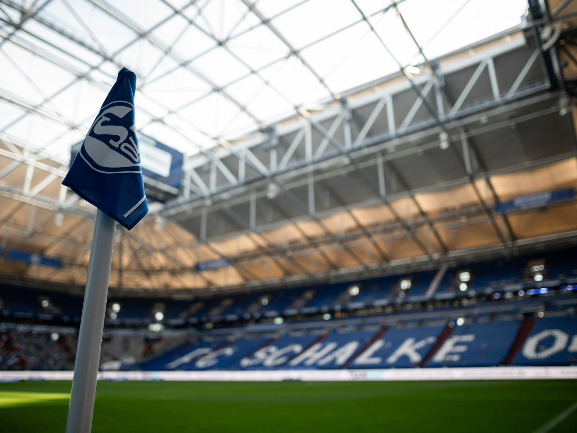 Veltins Arena: Eckfahne mit dem Schalke-Logo.