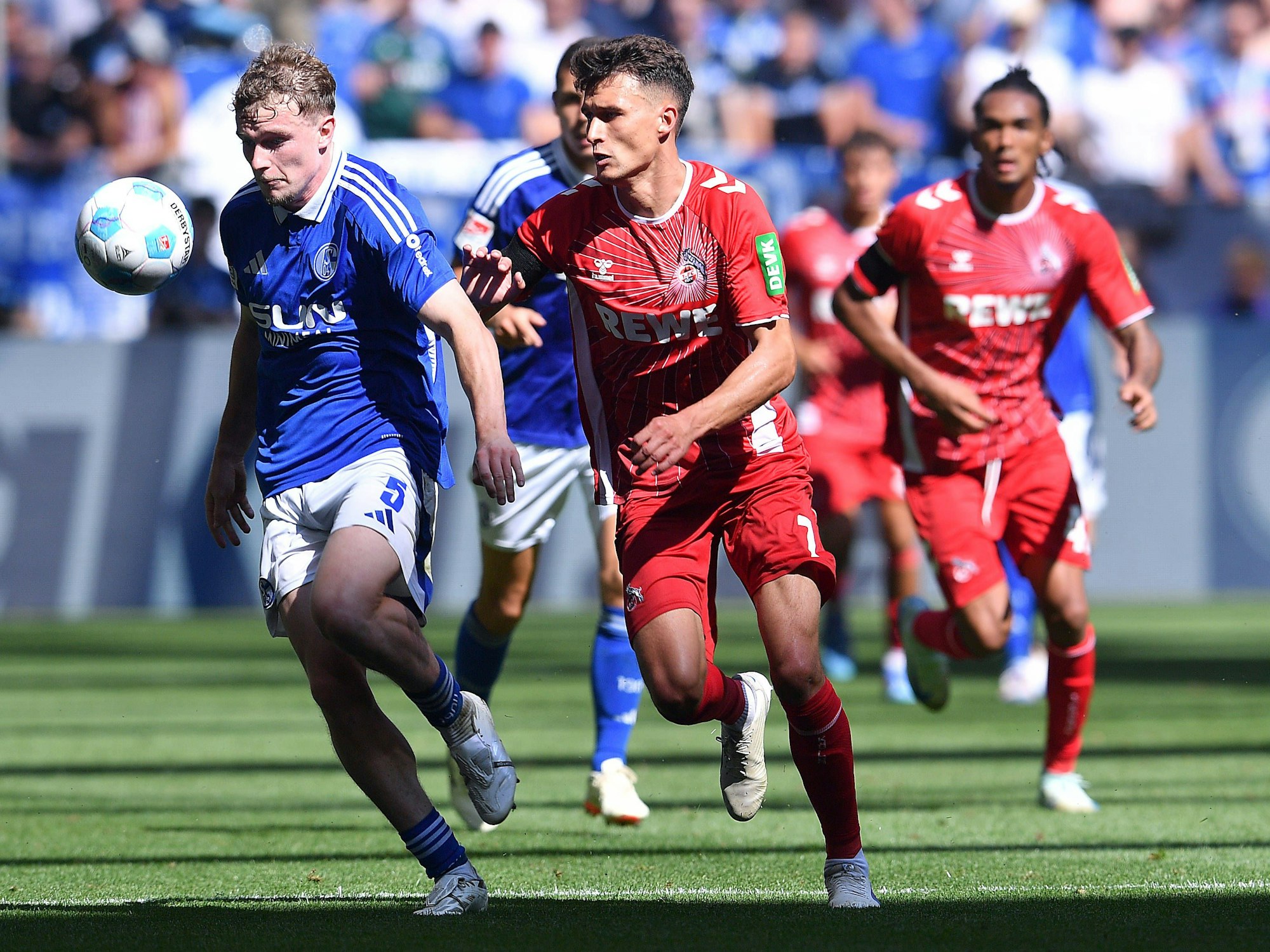 FC-Profi Dejan Ljubicic im Zweikampf gegen Schalkes Derry John Murkin (1. September 2024).