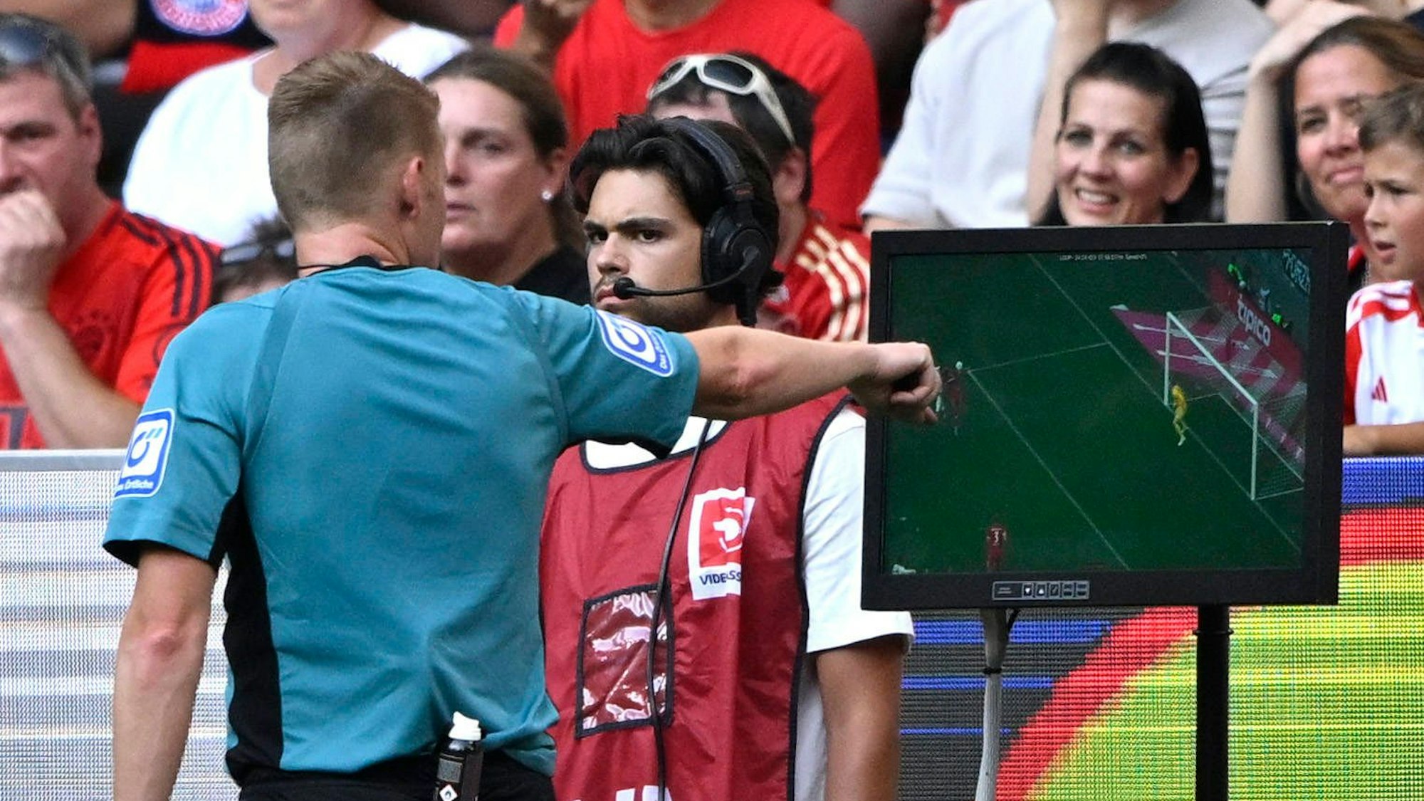 Schiedsrichter Christian Dingert beim Video-Check im Bundesliga-Spiel zwischen dem FC Bayern und dem SC Freiburg am Sonntag (1. September 2024).