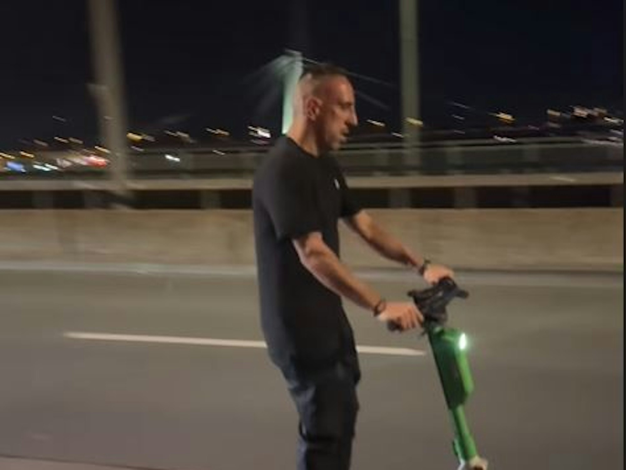 Franck Ribéry fährt im E-Scooter über die Deutzer Brücke.