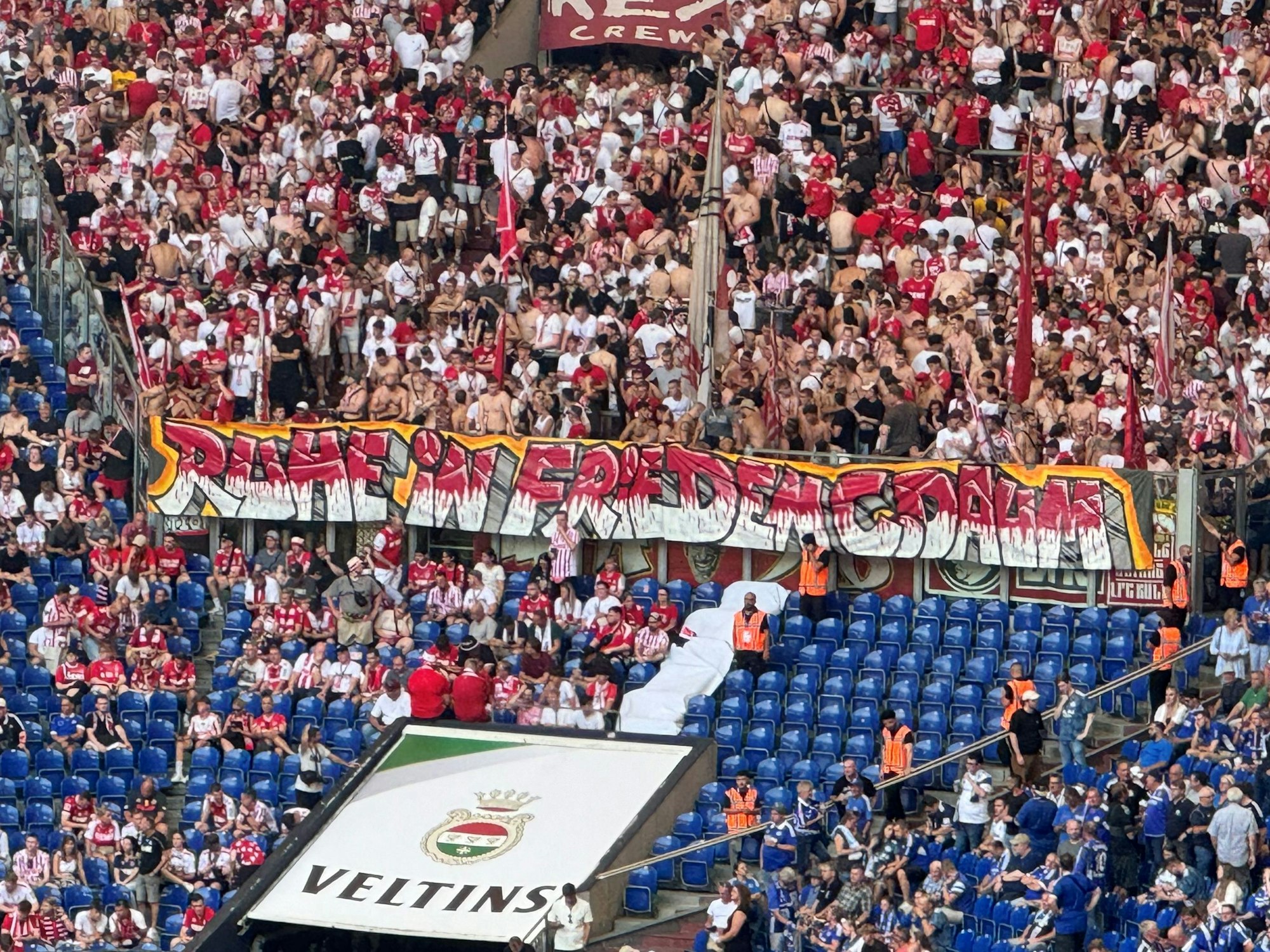 FC-Fans dachten an Christoph Daum.