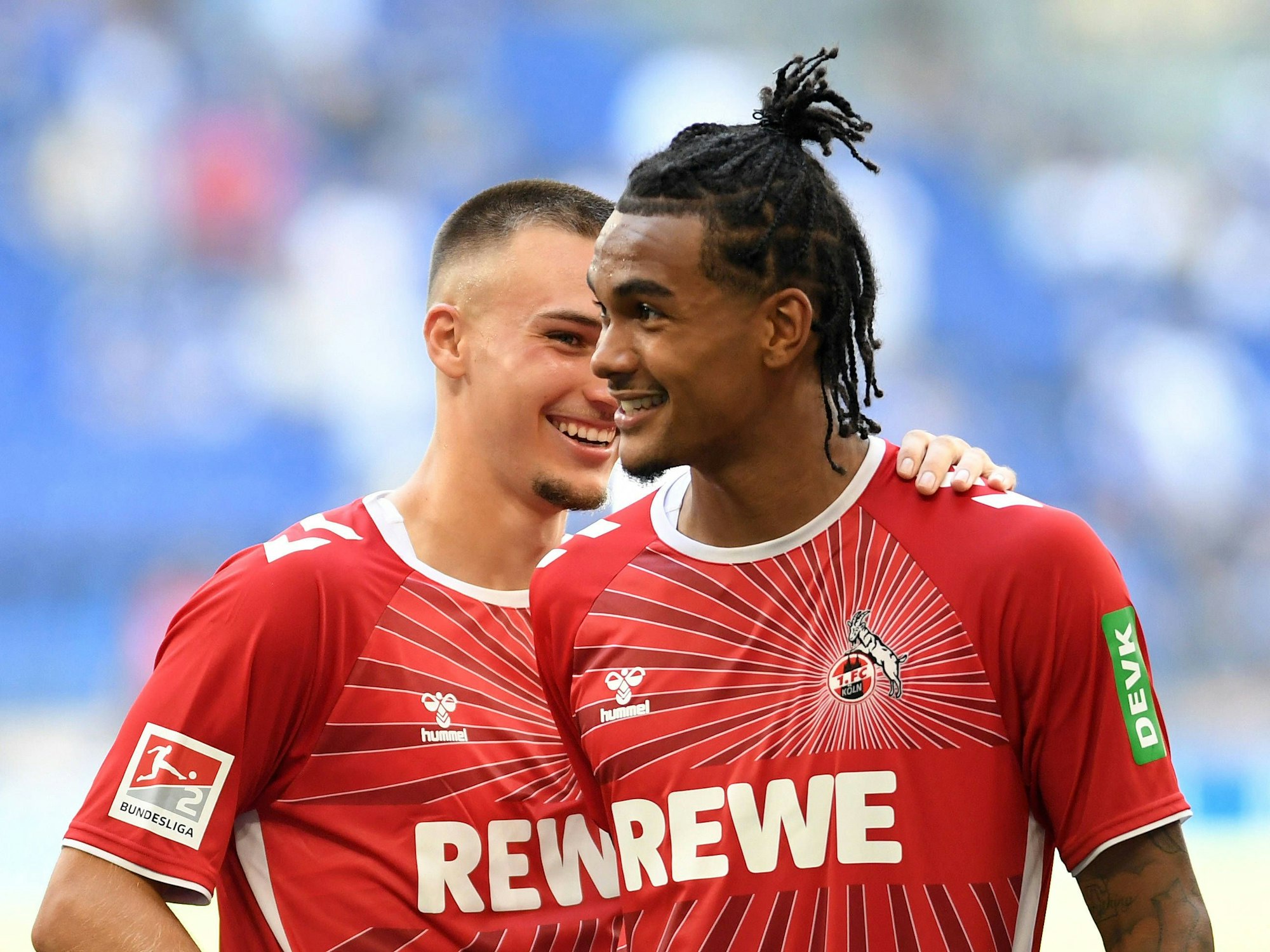 Damion Downs lacht mit Tim Lemperle.