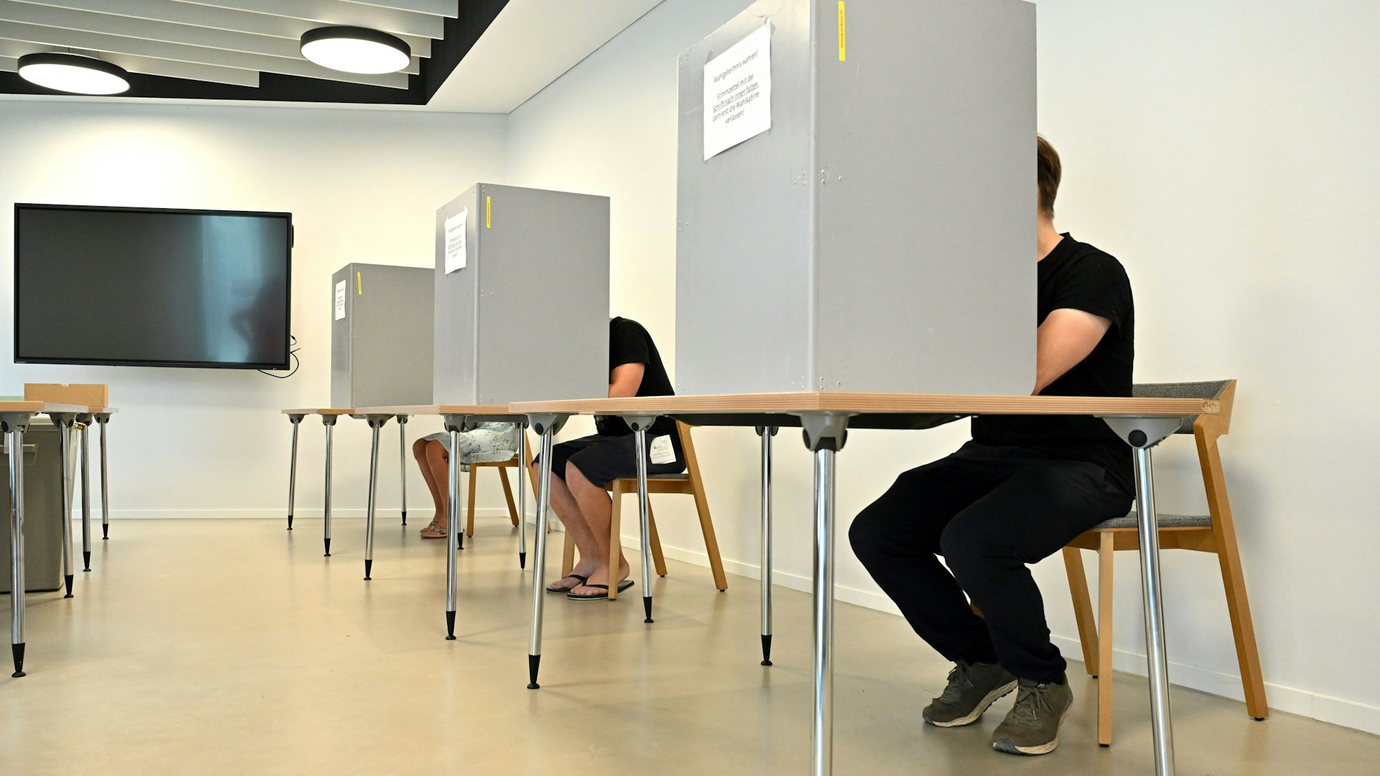 Wähler in einem Wahllokal in der Erfurter Innenstadt: In Thüringen kam es zu einem Vorfall in einem Wahllokal in Gera.