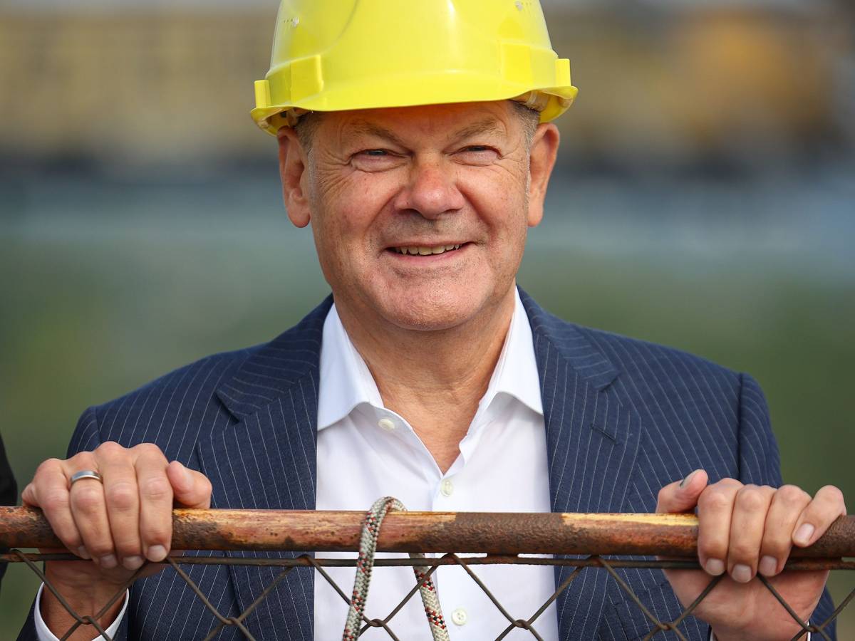 Olaf Scholz (SPD) steht auf einem Schaufelradbagger im Bergbau-Technik-Park südlich von Leipzig: Er kam nach Thüringen und Sachsen, um Werbung für die SPD. Doch seine Partei erlebte ein Debakel.