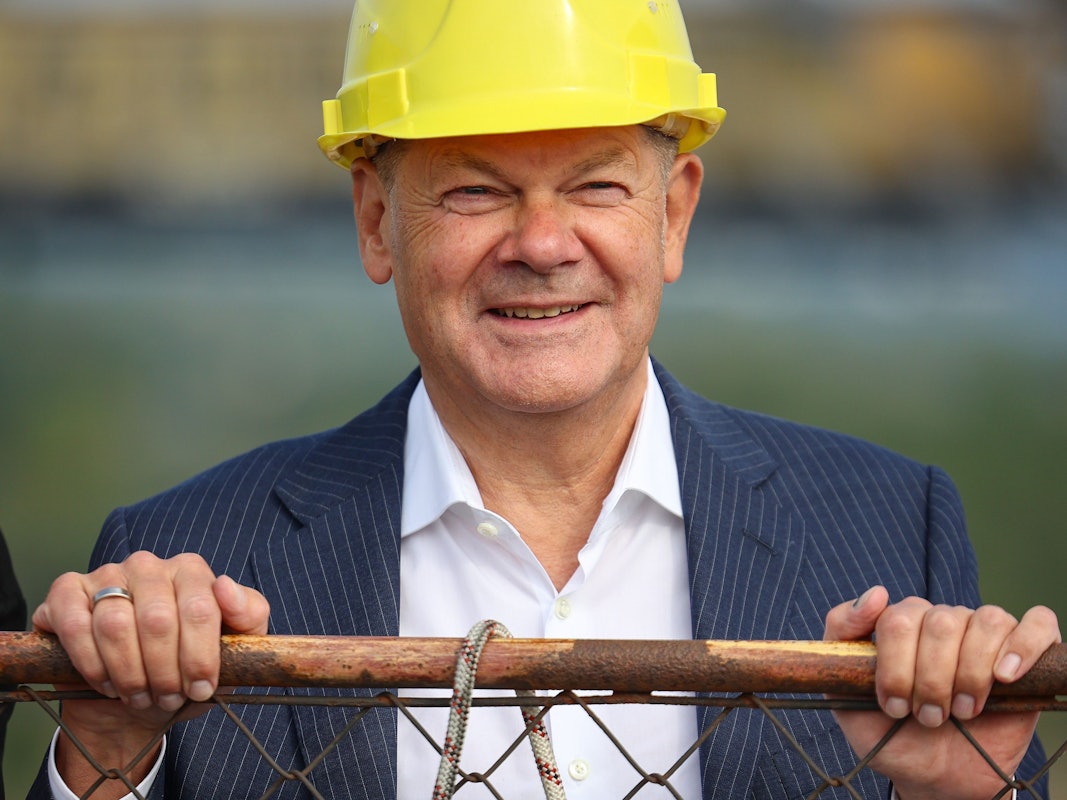 Olaf Scholz (SPD) steht auf einem Schaufelradbagger im Bergbau-Technik-Park südlich von Leipzig: Er kam nach Thüringen und Sachsen, um Werbung für die SPD. Doch seine Partei erlebte ein Debakel.