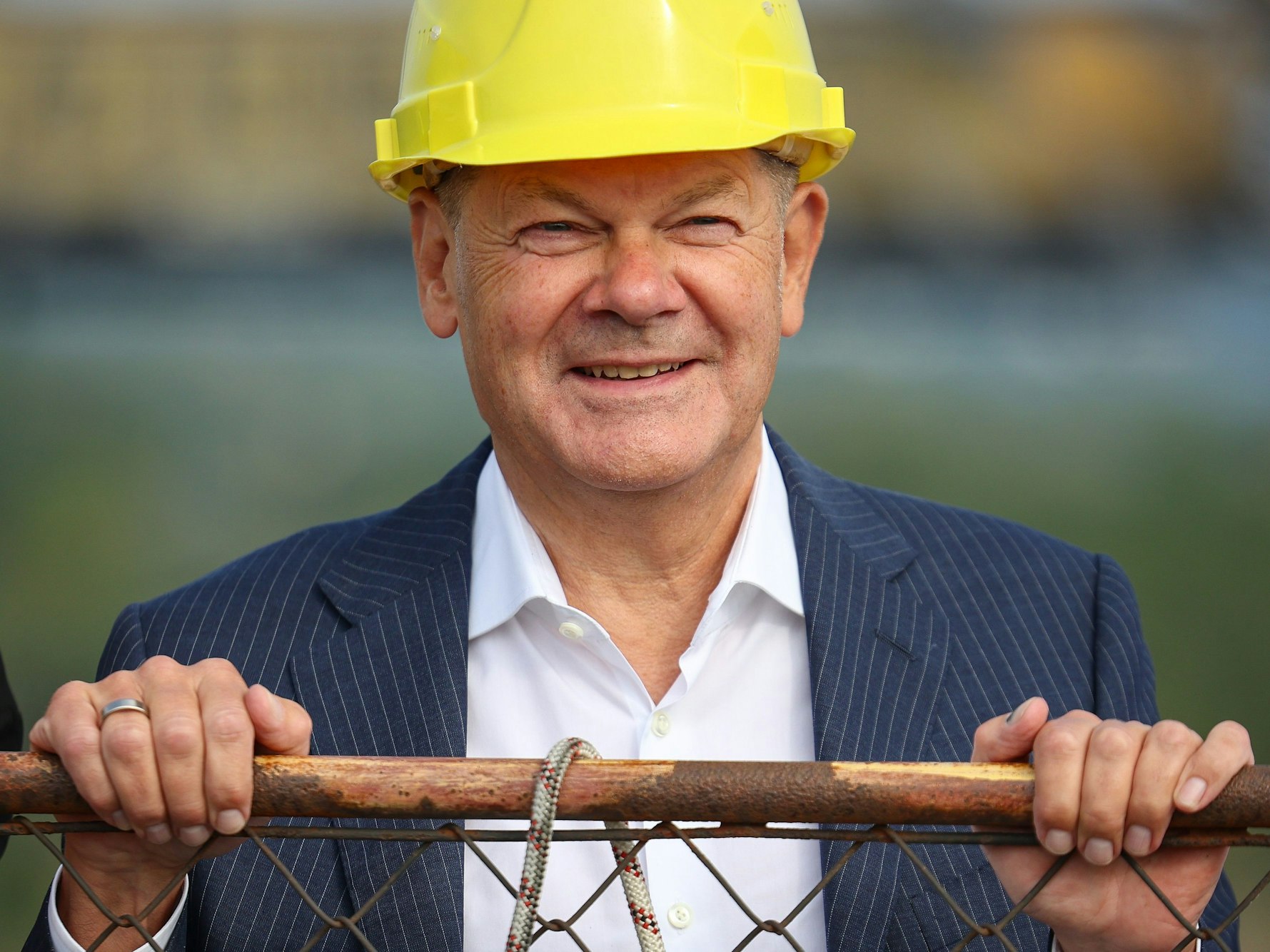 Olaf Scholz (SPD) steht auf einem Schaufelradbagger im Bergbau-Technik-Park südlich von Leipzig: Er kam nach Thüringen und Sachsen, um Werbung für die SPD. Doch seine Partei erlebte ein Debakel.