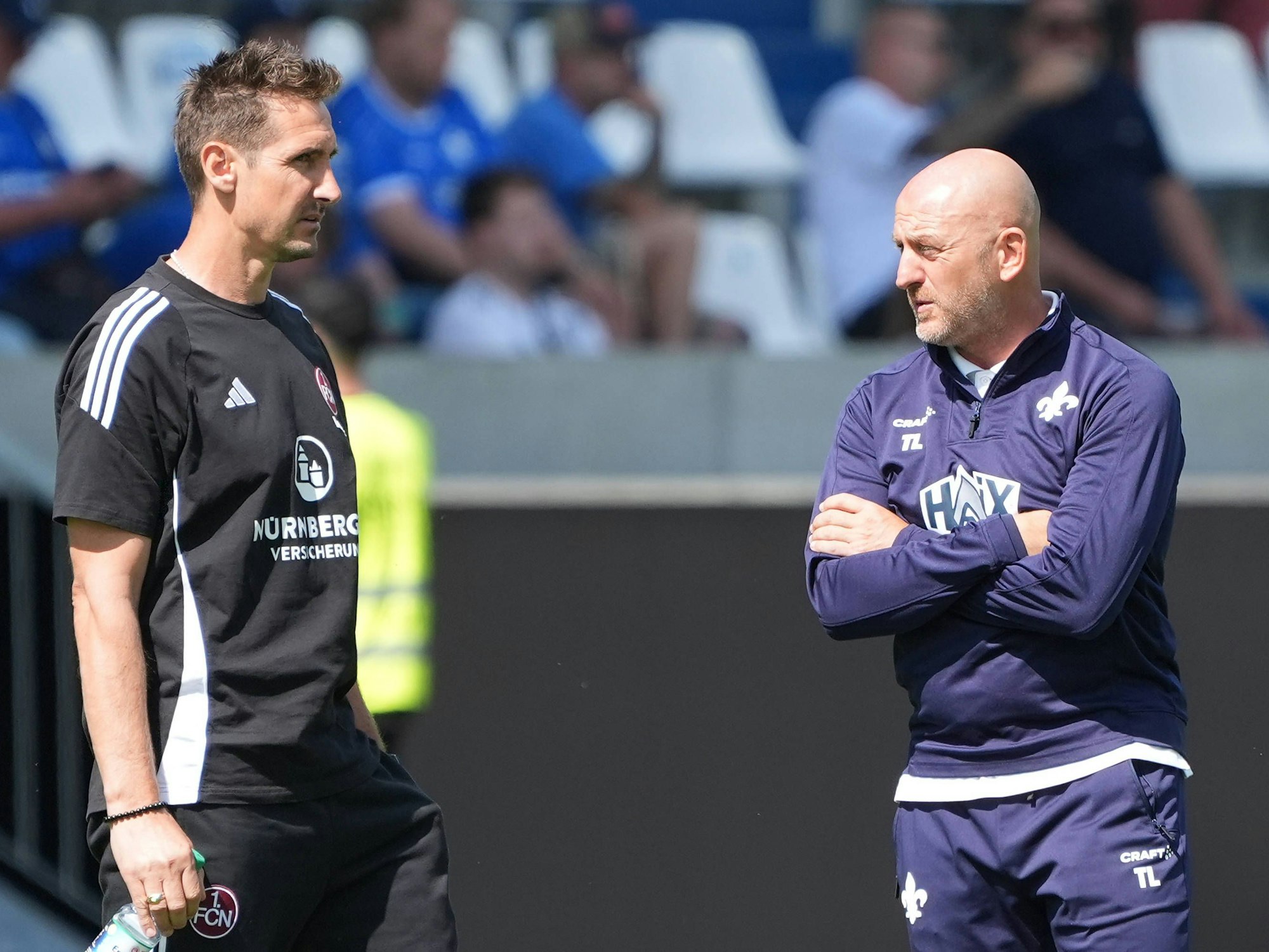 Miroslav Klose und Torsten Lieberknecht unterhalten sich.