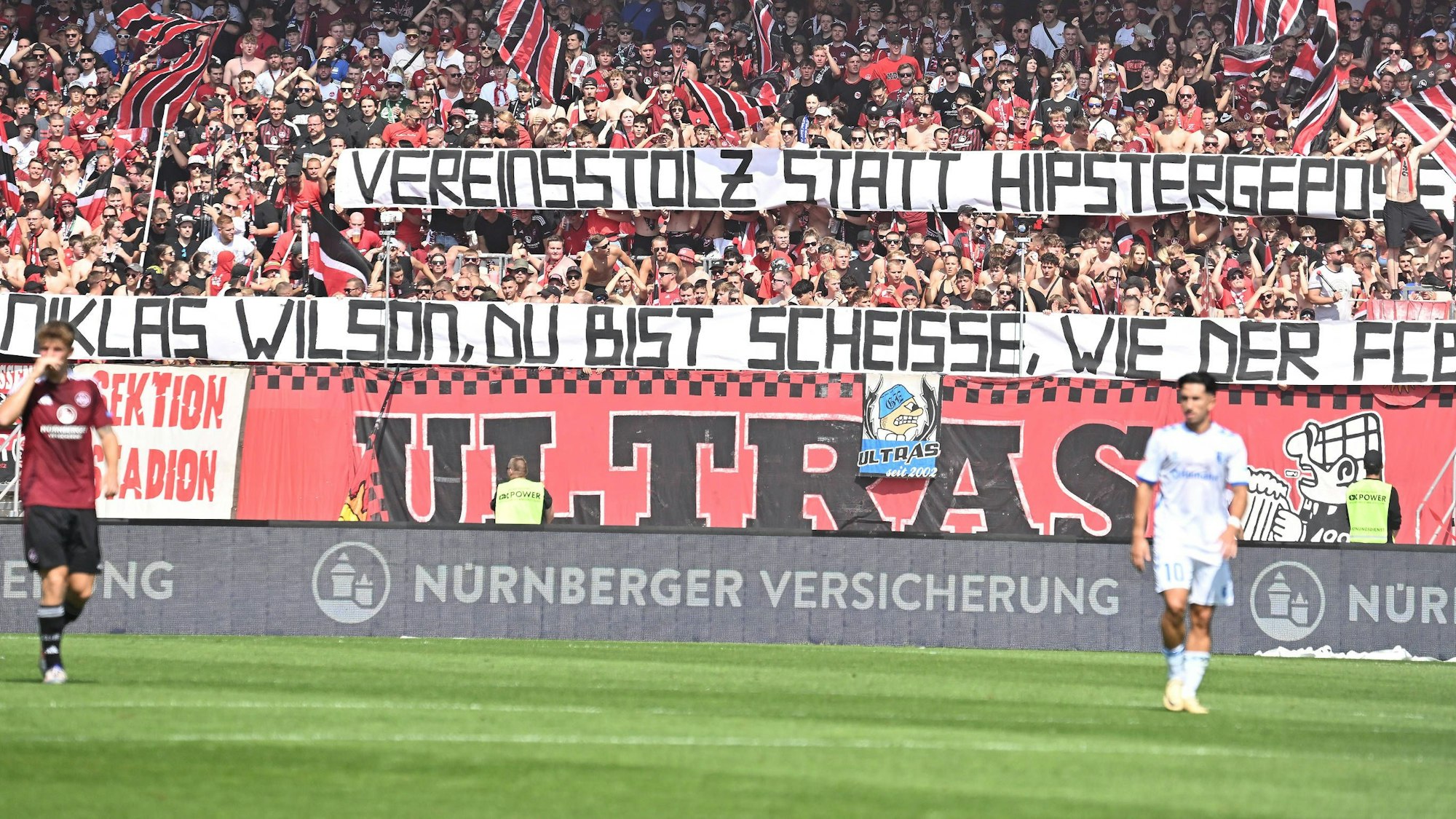 Mit einem Spruchband schießen die Fans des 1. FC Nürnberg am 31. August 2024 gegen Spieler Niklas-Wilson Sommer.