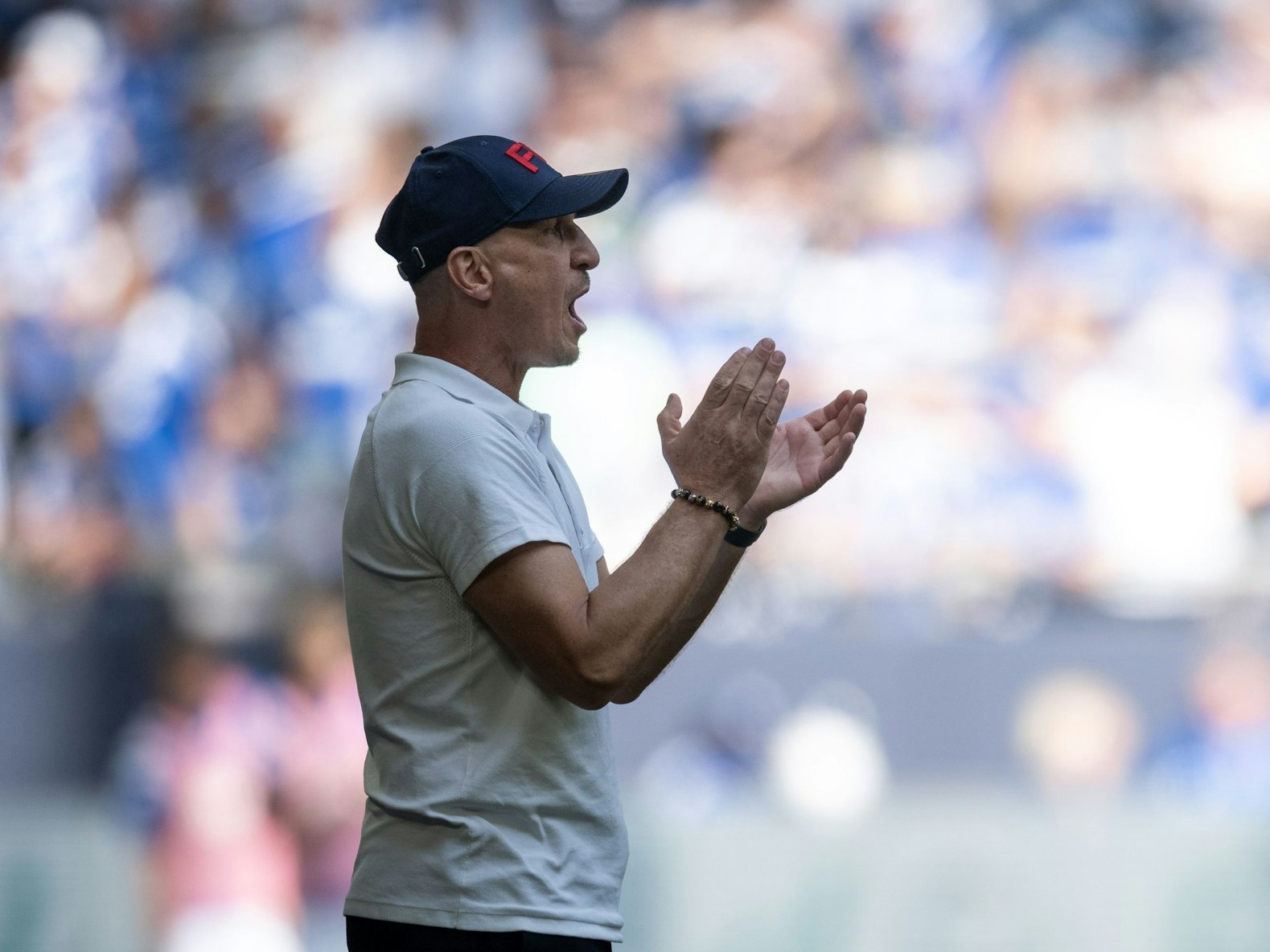 Kölns Trainer Gerhard Struber klatscht am Spielfeldrand.