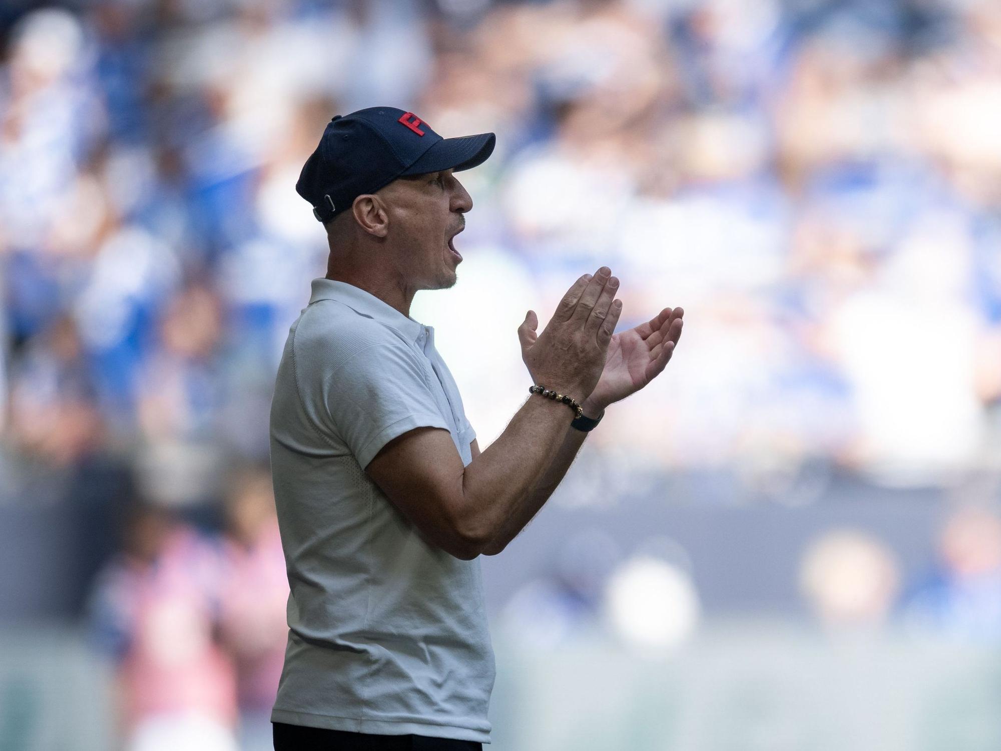 Kölns Trainer Gerhard Struber klatscht am Spielfeldrand.