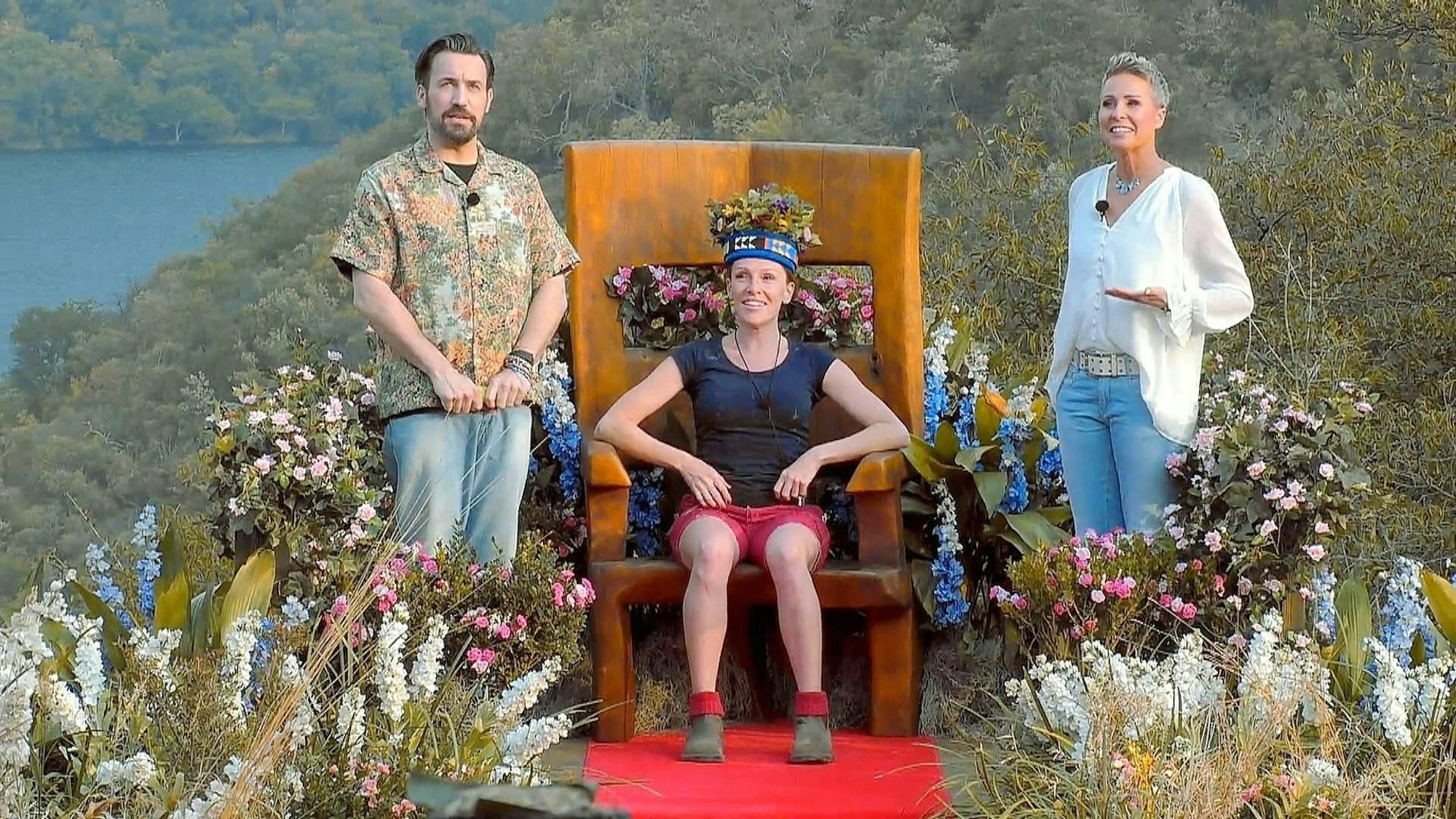 Strahlende Siegerin: Georgina Fleur (auf dem Thron sitzend) hat das Dschungelcamp der Legenden gewonnen. Jan Köppen (l.) und Sonja Zietlow gratulieren.