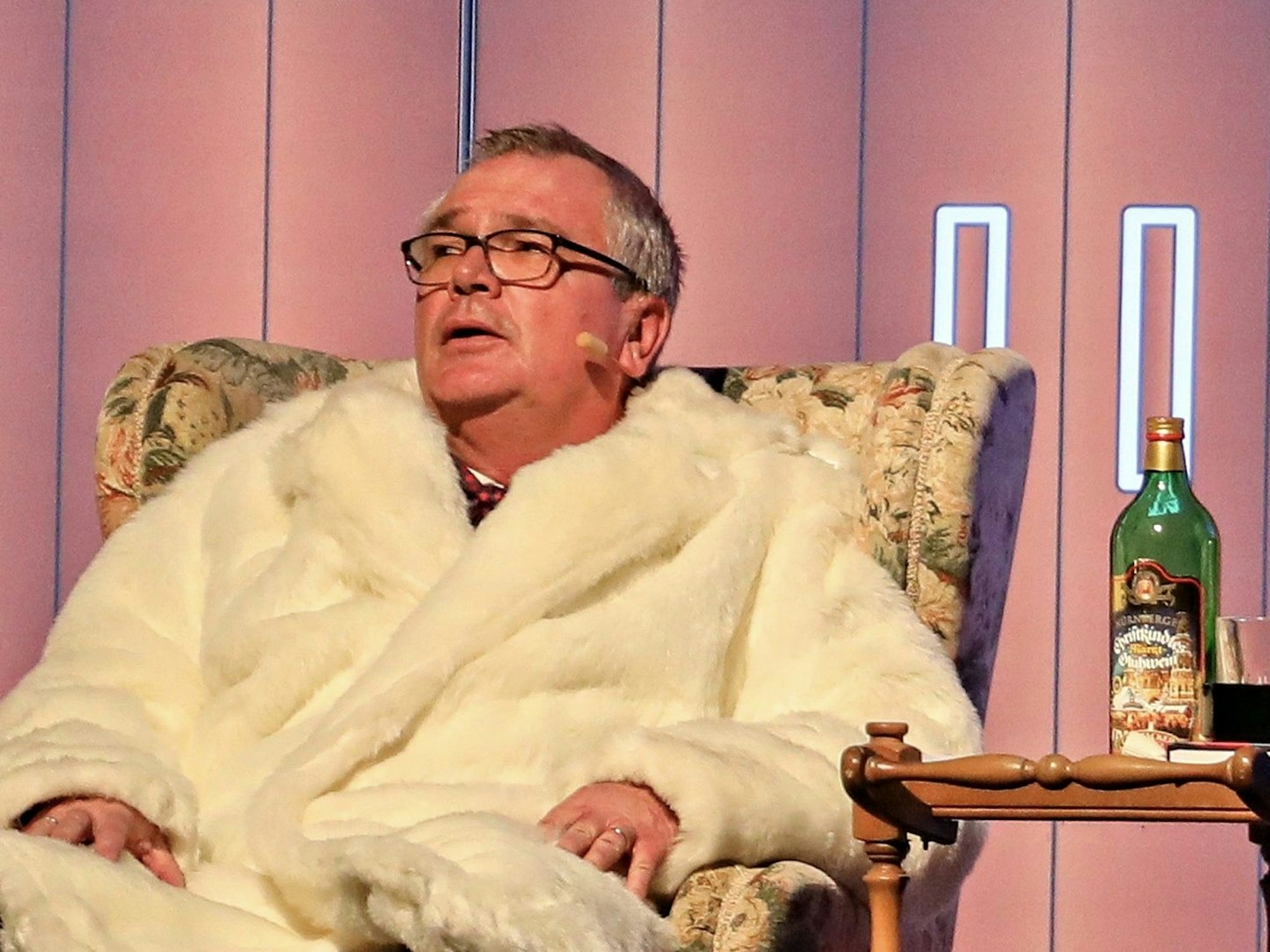 Jürgen Beckers beim Auftritt auf der Bühne.