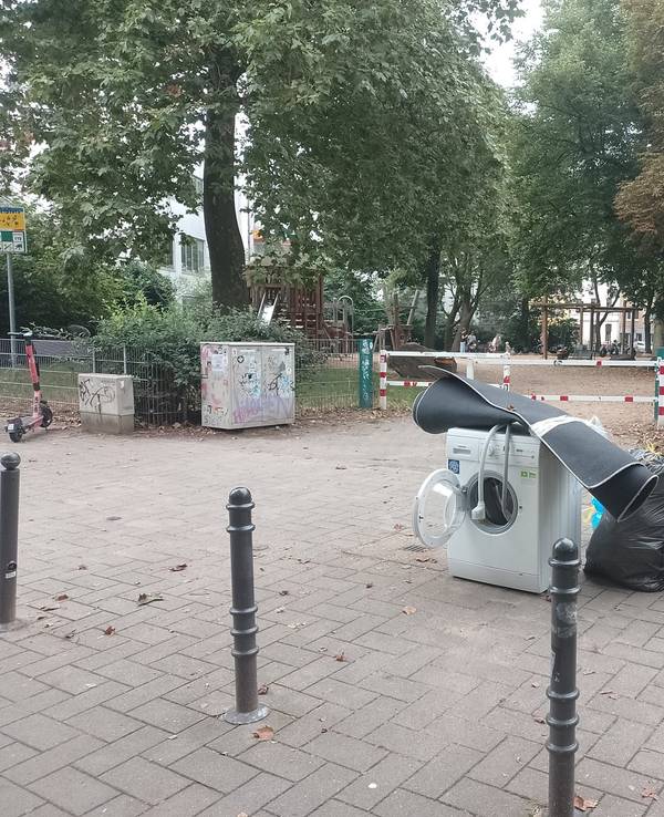 Müllhalde vor einem Spielplatz