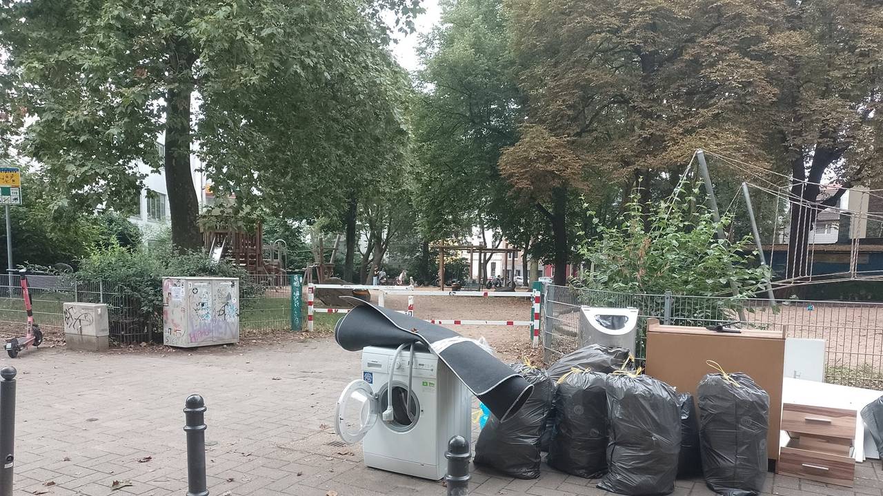 Müllhalde vor einem Spielplatz