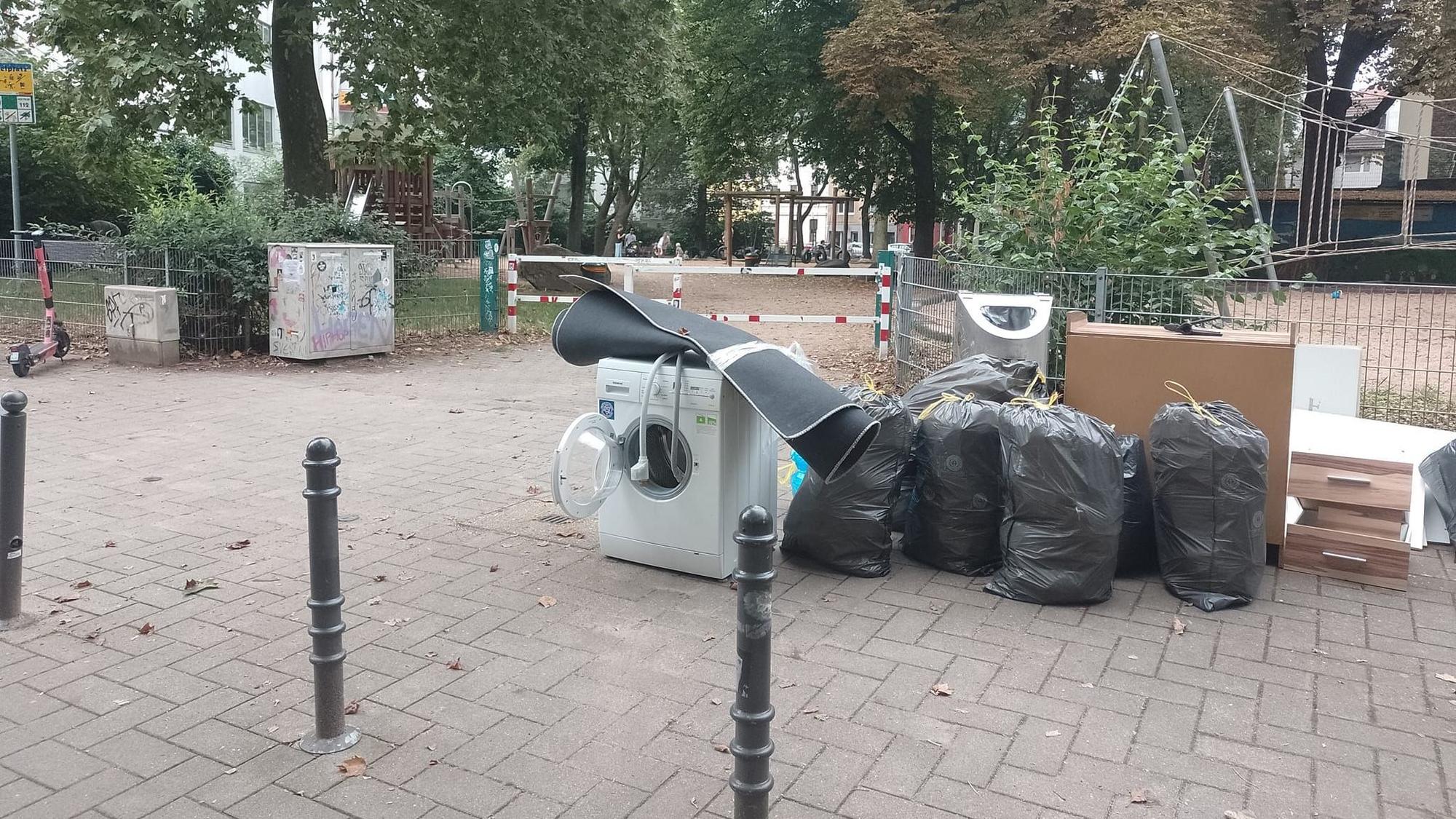 Müllhalde vor einem Spielplatz