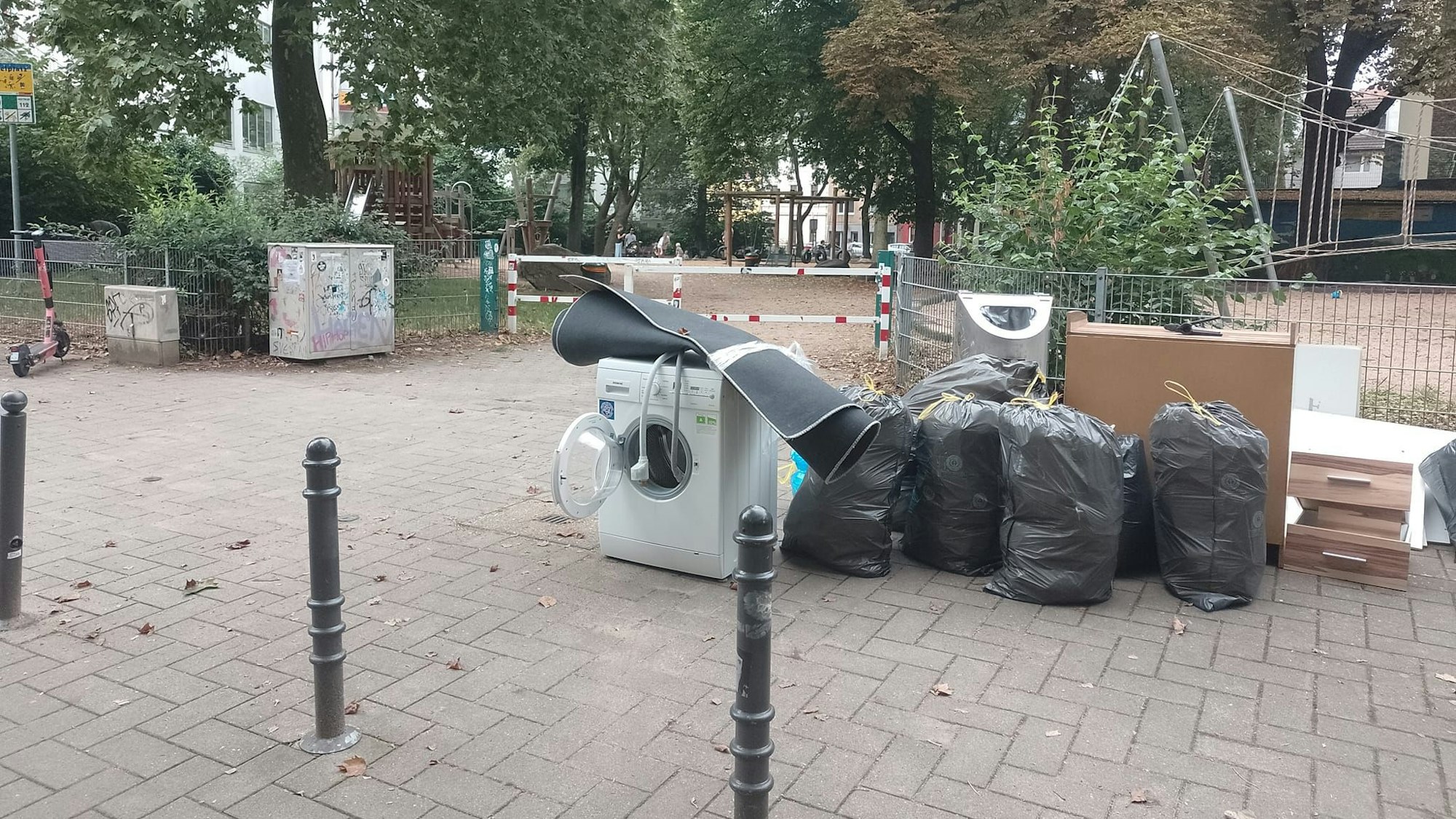 Müllhalde vor einem Spielplatz