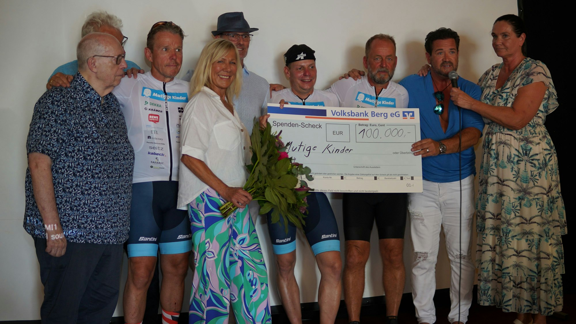 Spendenübergabe für Mutige Kinder.
